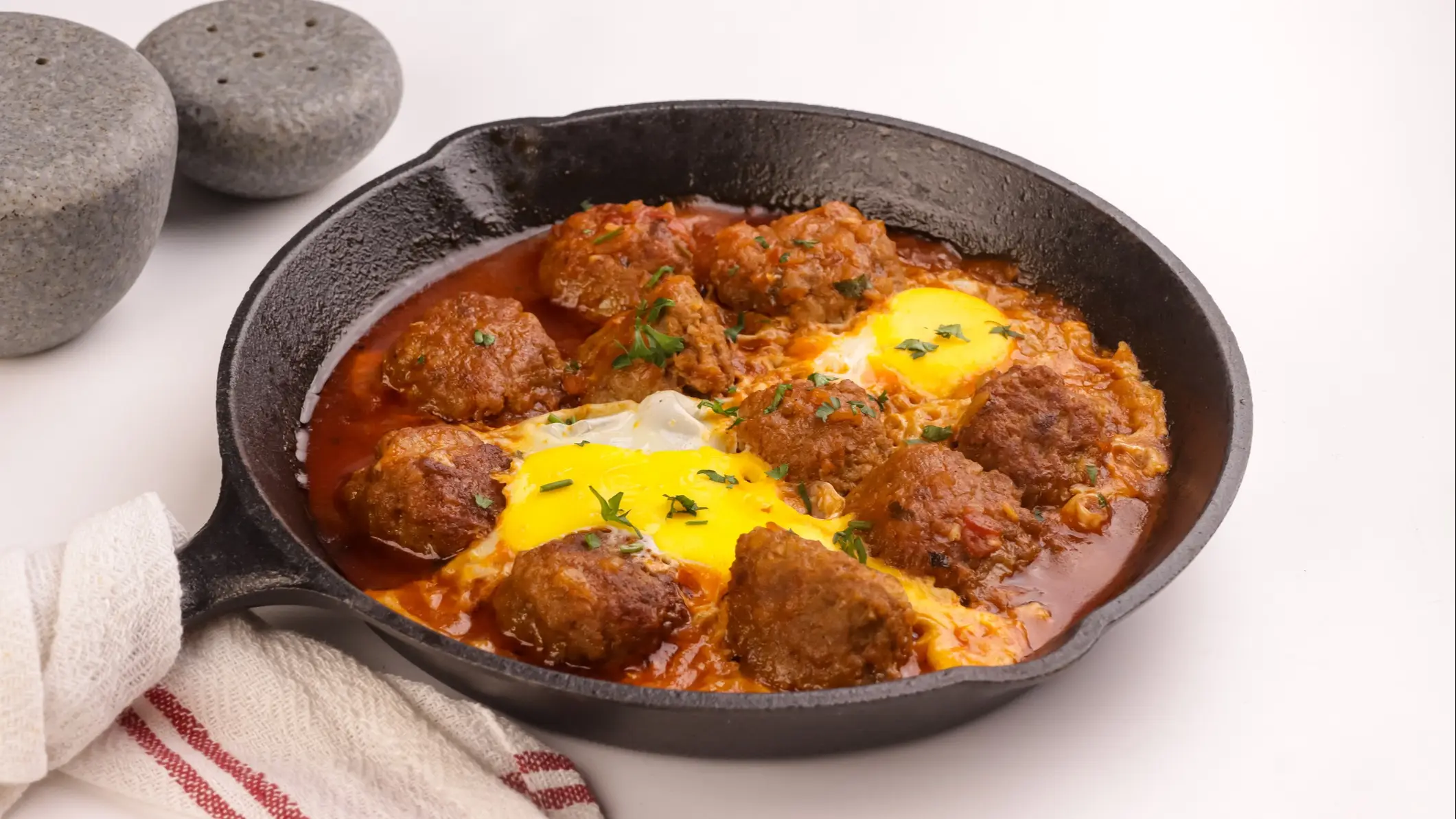Marokko, Kefta Mkaouara Kefta Mkaouara oder Fleischbällchen Tajine ist eine marokkanische Fleischbällchen- und Eier-Tajine.