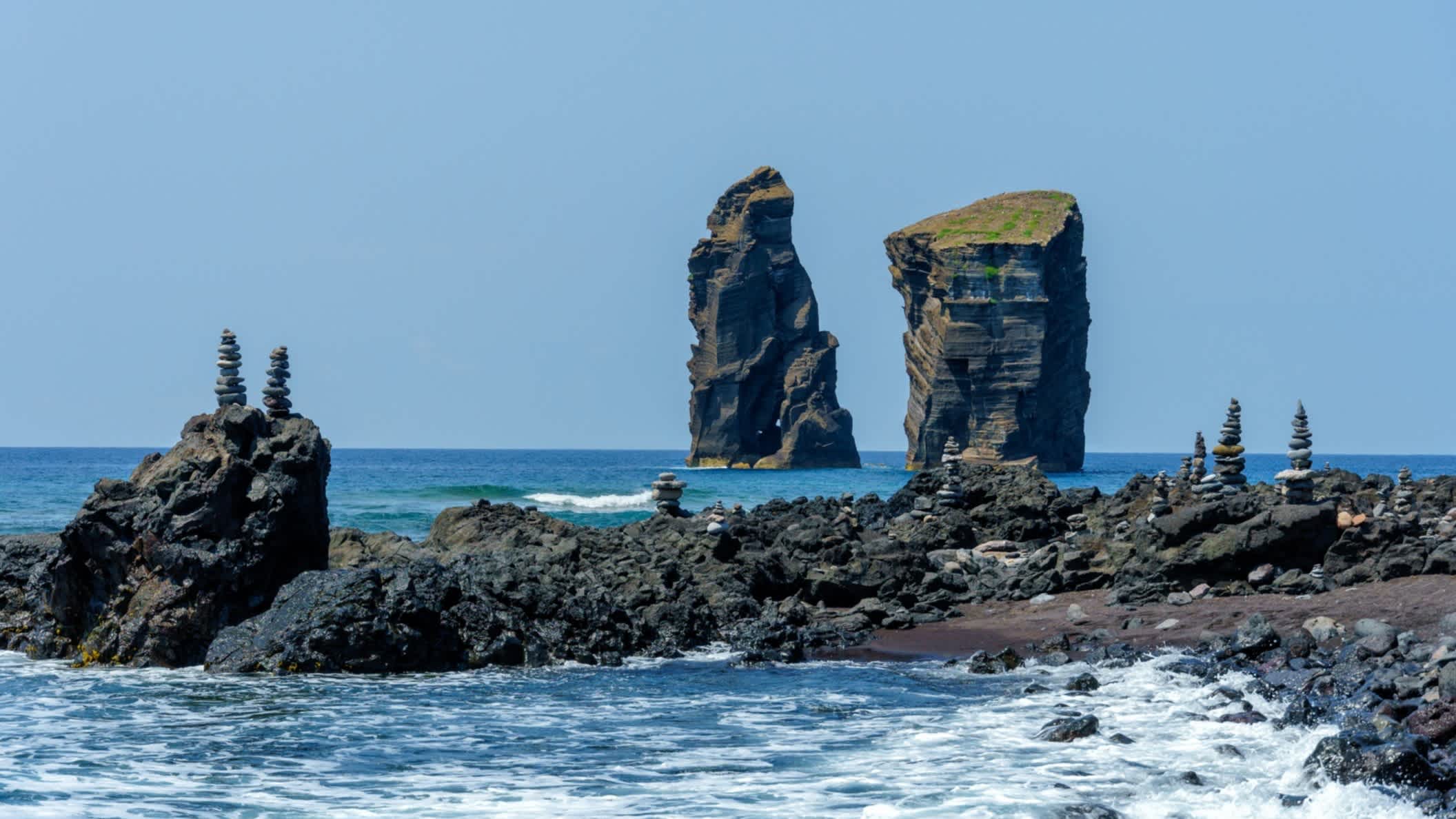 Blick zum Mosteiros Strand auf der Insel Sao Miguel, Azoren, Portugal mit imposanten Felsen im Bild.