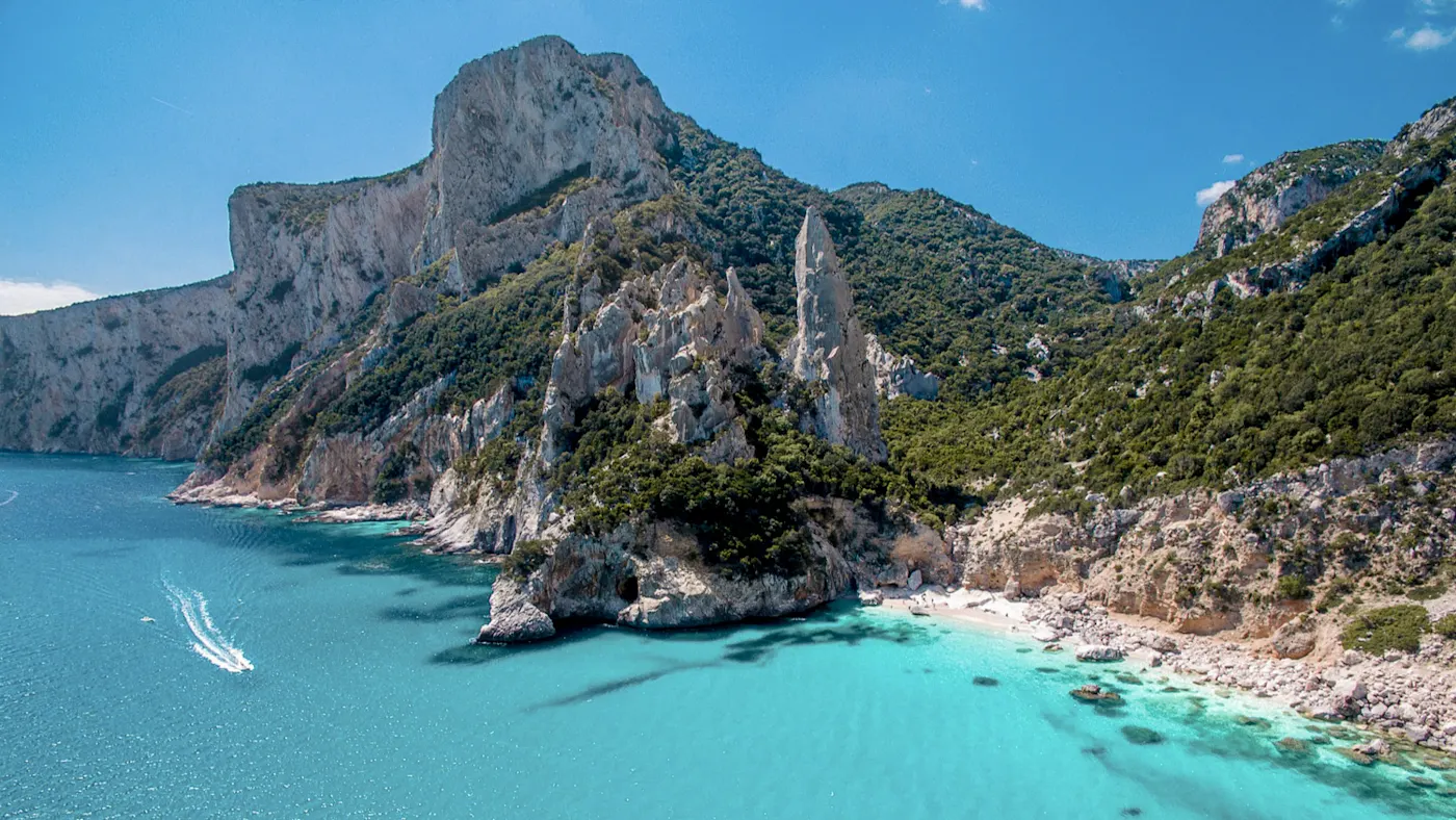 Luftaufhname der Cala Goloritzè auf Sardinien, Italien