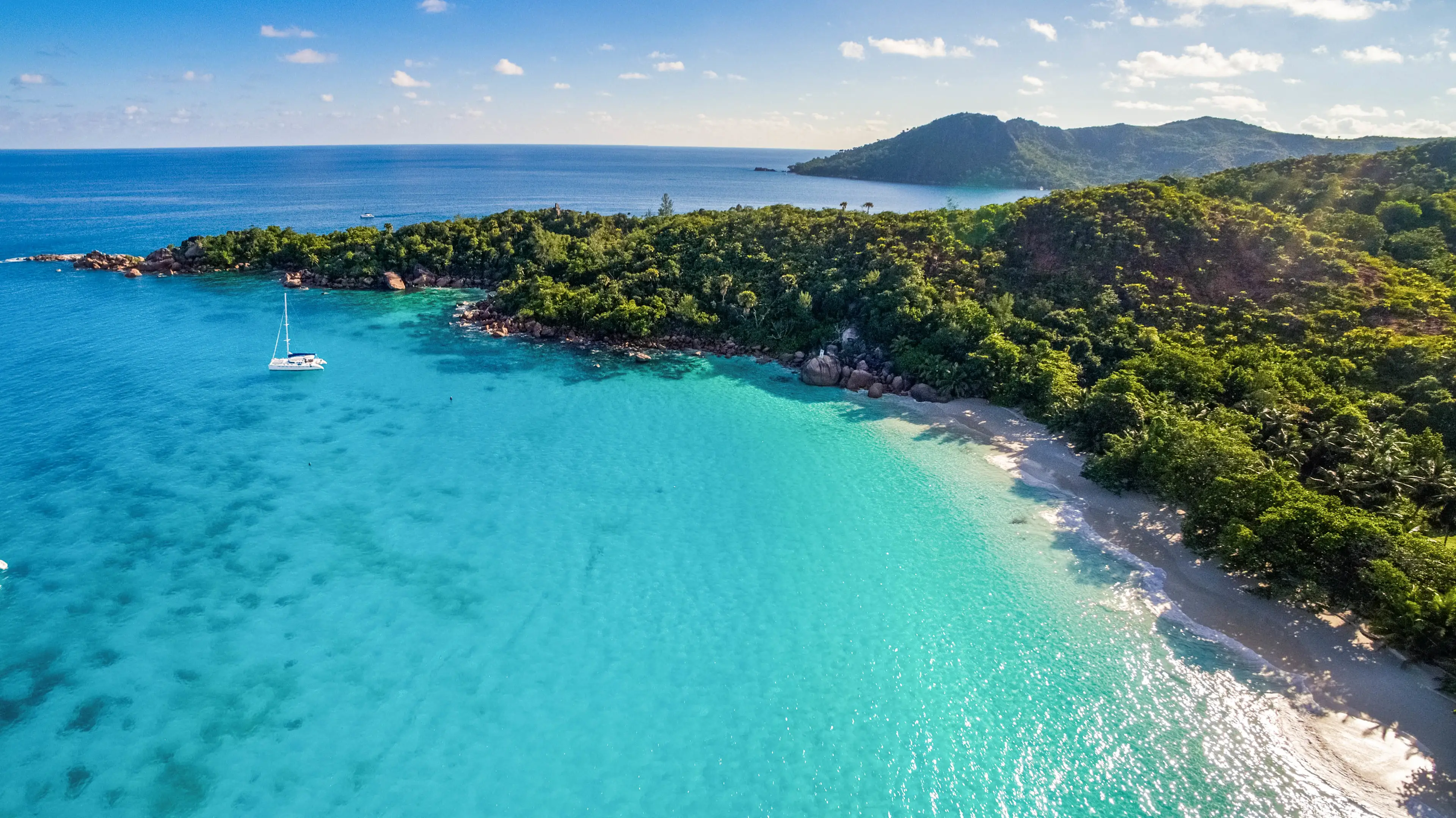 Vue aérienne sur la plage d'Anse Lazio sur l'île Praslin, sur laquelle vous pourrez vous détendre pendant votre voyage aux Seychelles.
