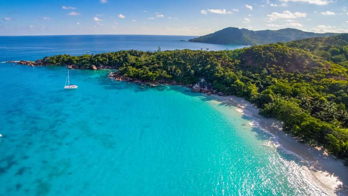 Vue aérienne sur la plage d'Anse Lazio sur l'île Praslin, sur laquelle vous pourrez vous détendre pendant votre voyage aux Seychelles.