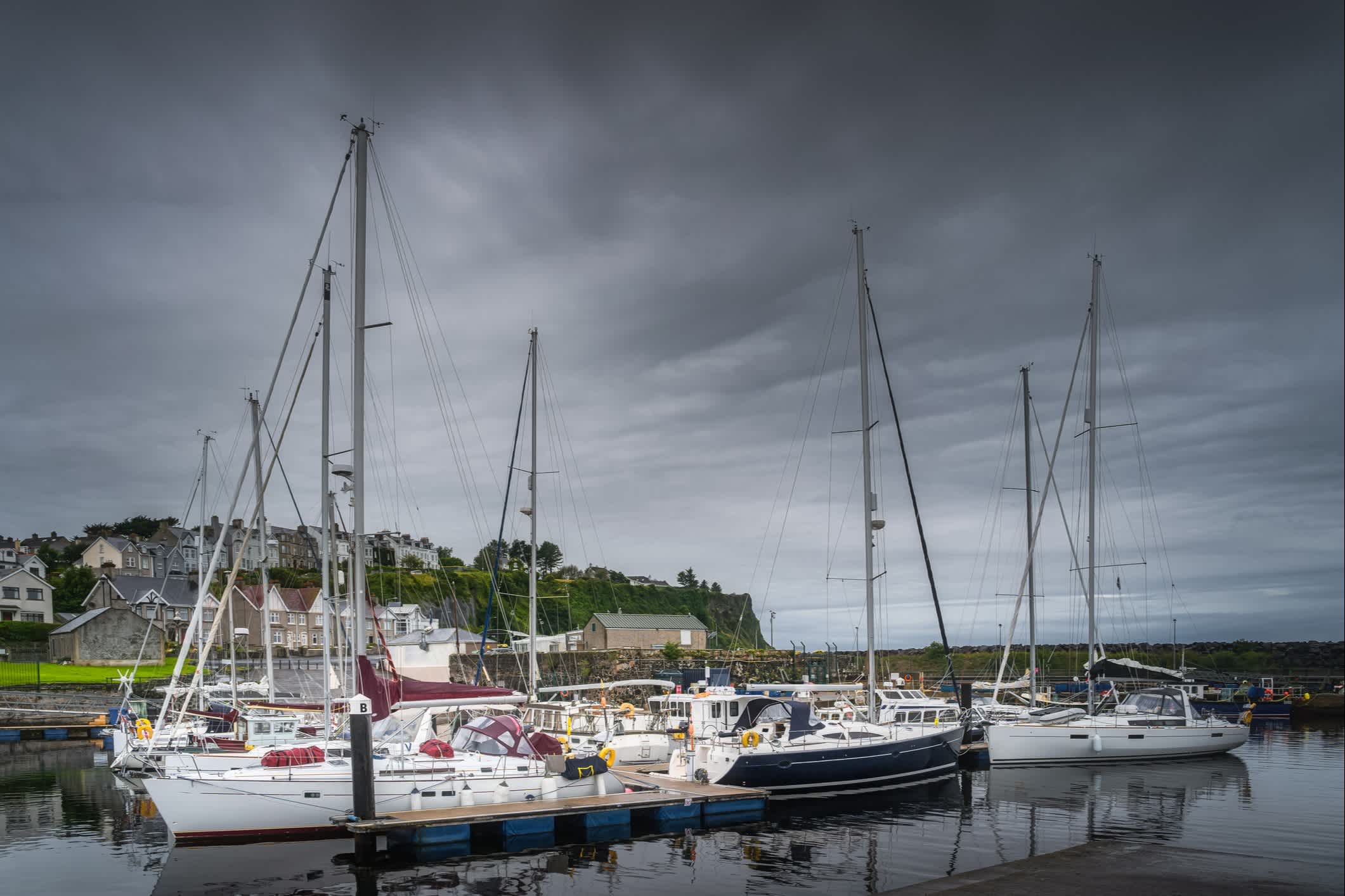 Jachten und Segelboote, die in einem Jachthafen in Ballycastle, Nordirland, festgemacht sind.
