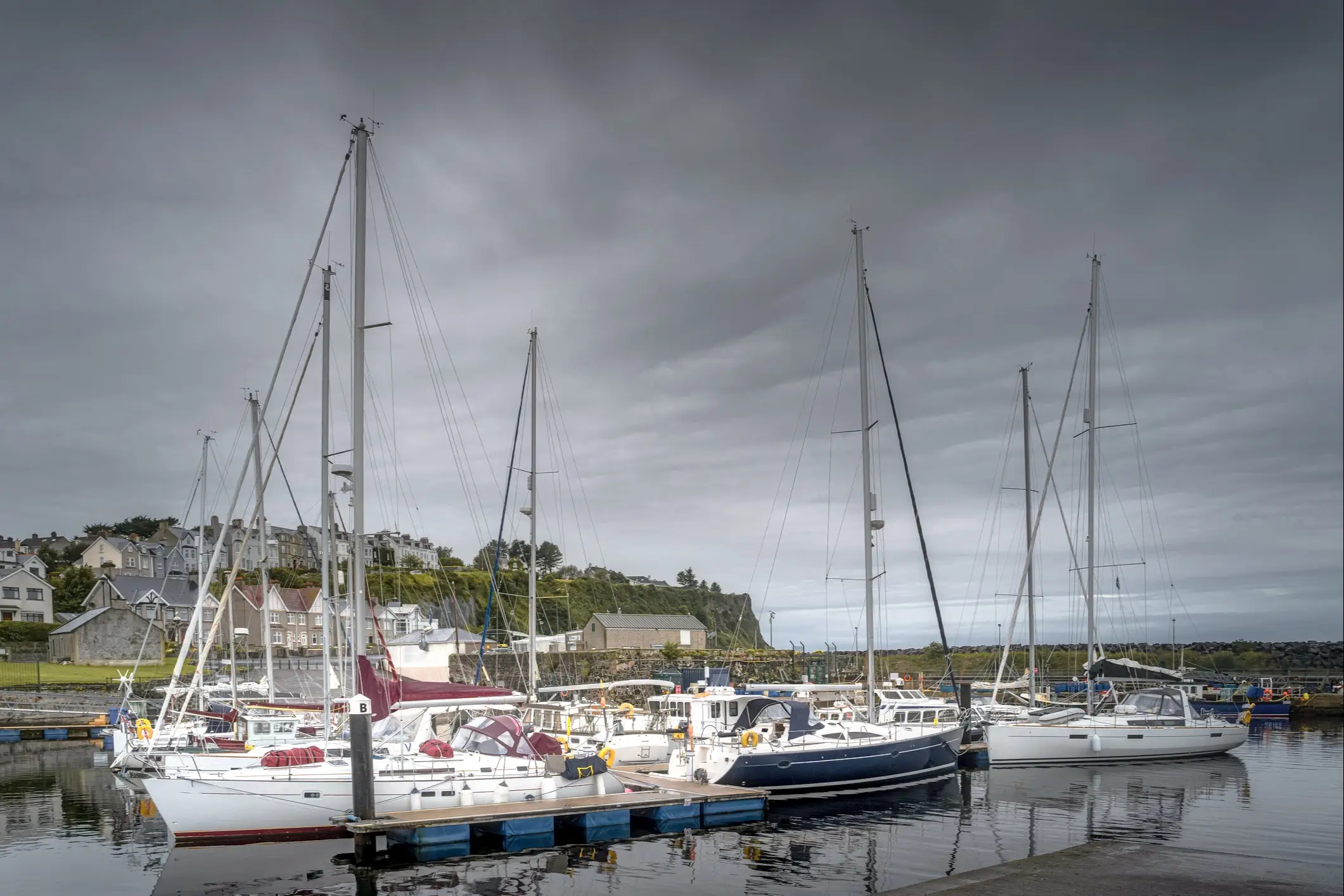 Jachten und Segelboote, die in einem Jachthafen in Ballycastle, Nordirland, festgemacht sind.
