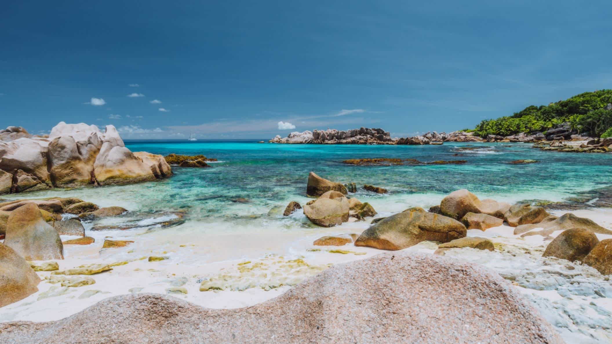 Plage d'Anse Cocos sur l'île de La Digue, aux Seychelles.