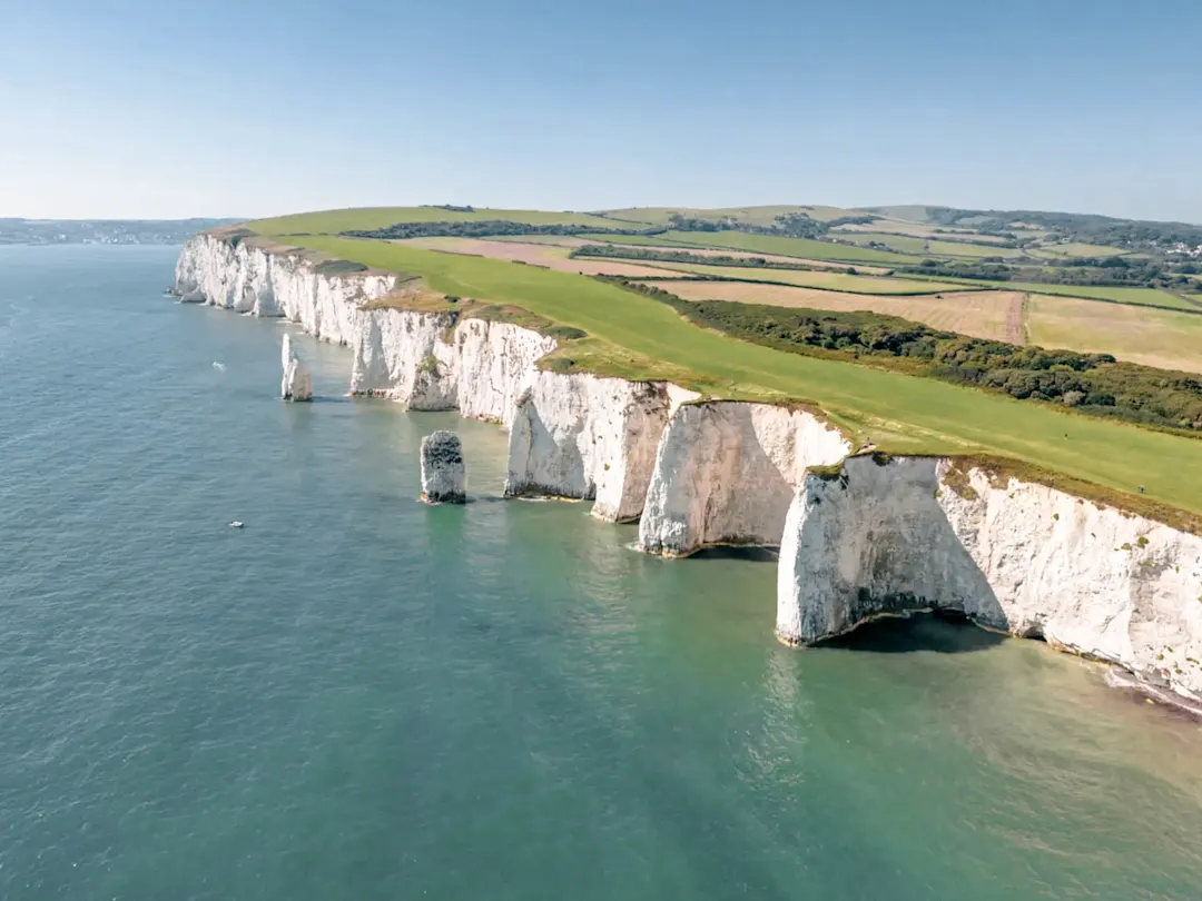 Atemberaubende weiße Klippen und weite Landschaft in Bournemouth, Dorset, England.