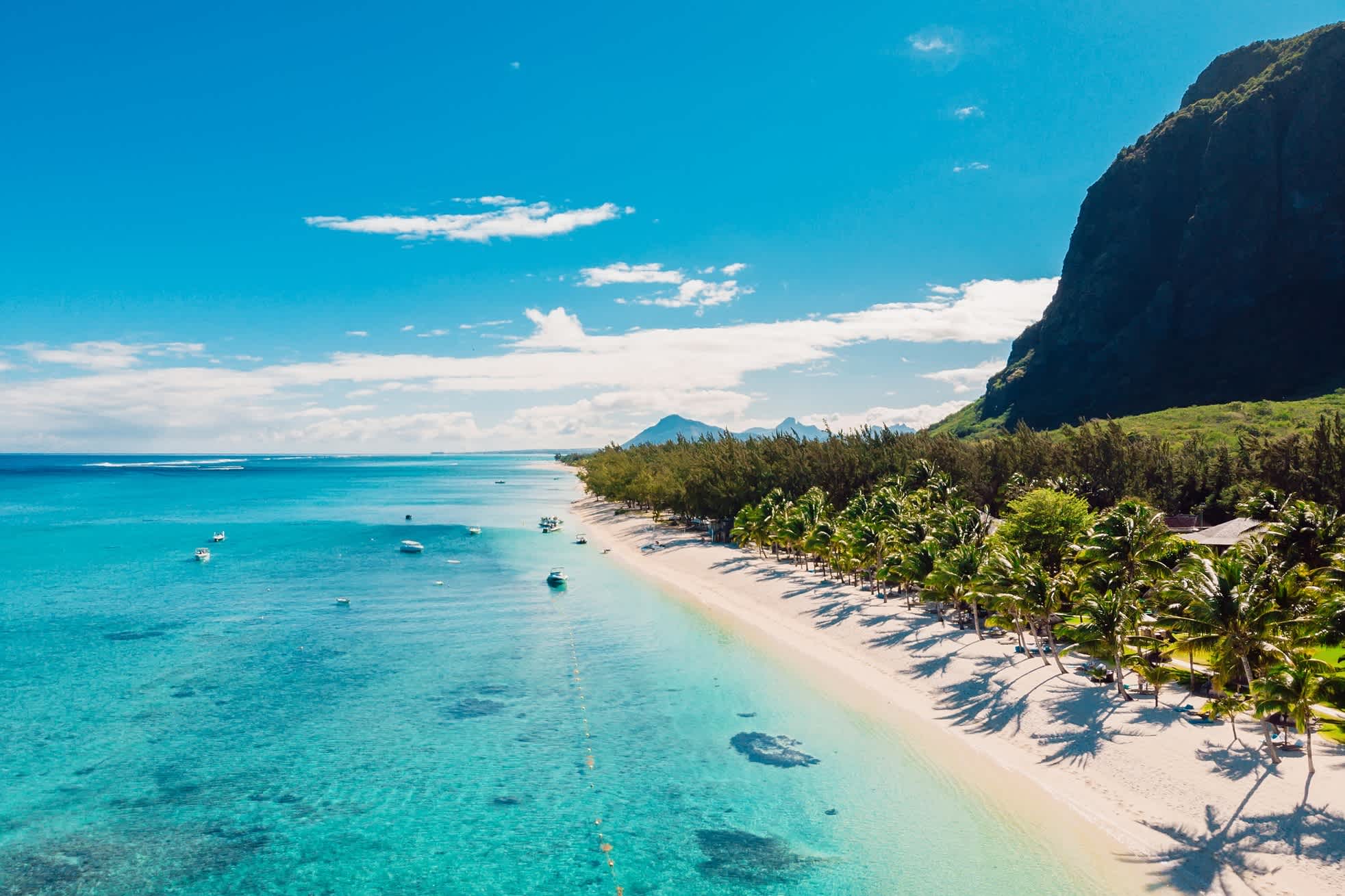 Mauritius Küstenabschnitt mit Sandstrand und türkisblauem Wasser.