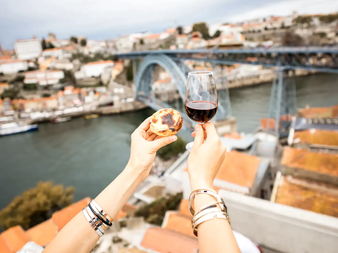 Photo d'un verre le porto et un pastel de nata, Porto, Norte, Portugal.