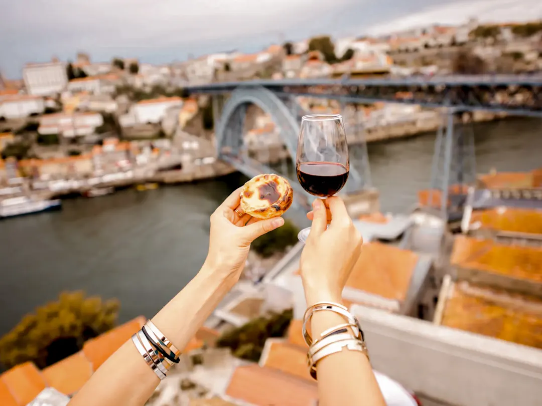 Ein Genussmoment mit Portwein und Pastel de Nata, Porto, Norte, Portugal.