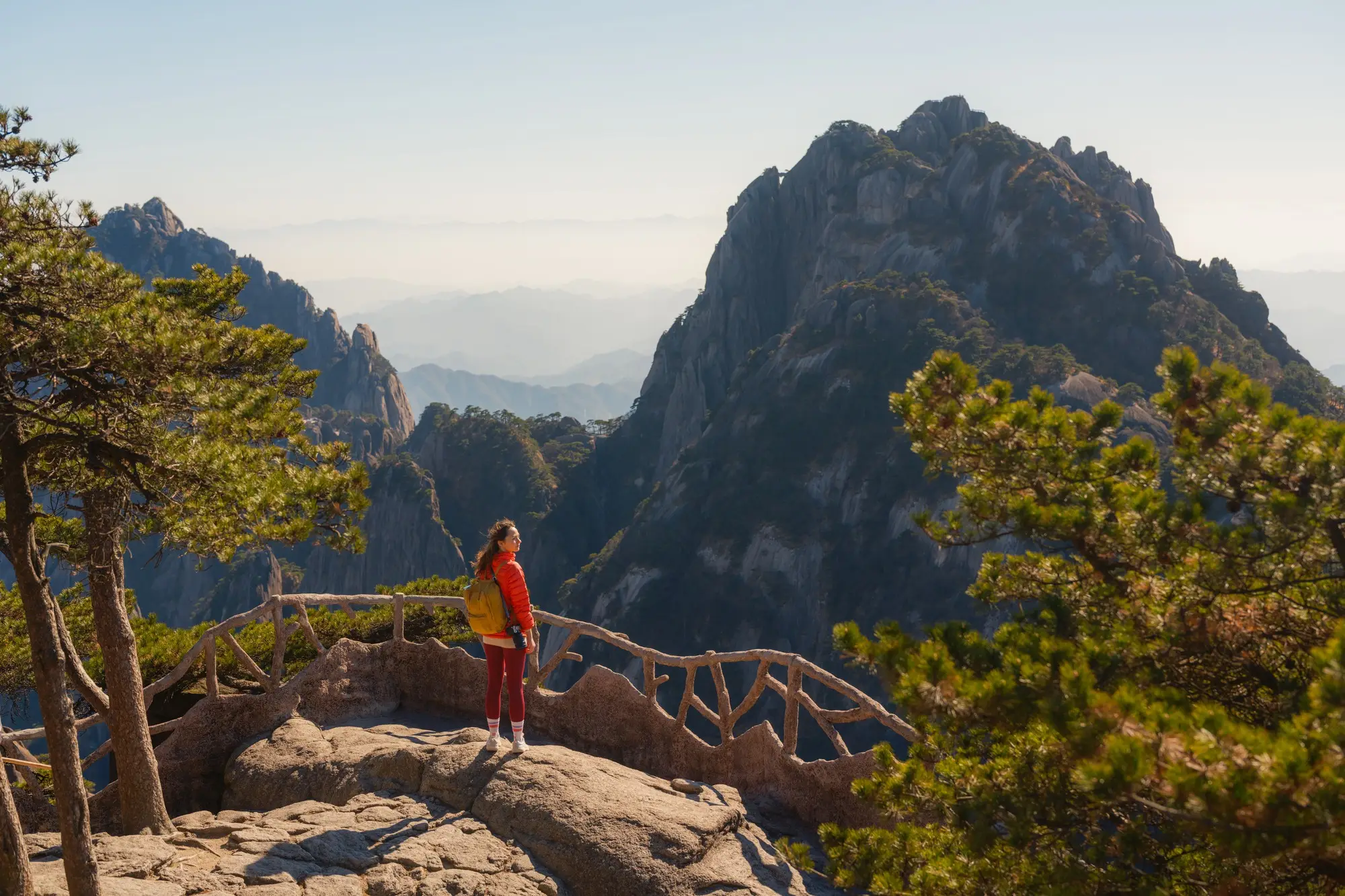 Eine Frau genießt dich Aussicht bei Huangshan, China.
