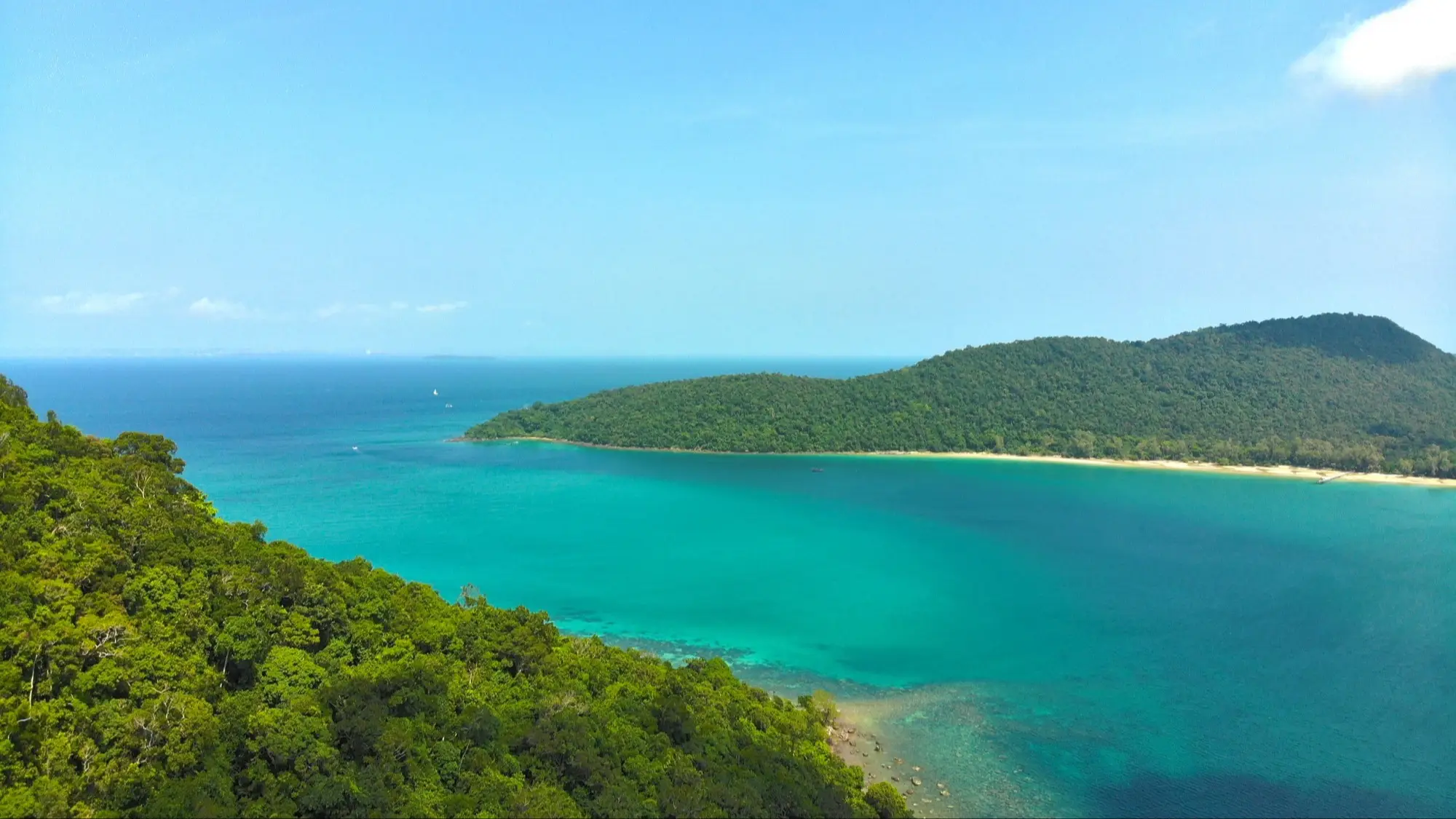 Koh Koun, Kambodscha Die grünen Inseln mit schmalen Sandstränden in Koh Koun, Kambodscha aus der Luft fotografiert und bei schönstem Wetter.