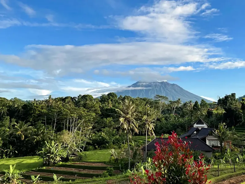 Indonesien, Bali, Sidemen Blick auf den majestätischen Vulkan und üppige Reisterrassen. Sidemen, Bali, Indonesien.
