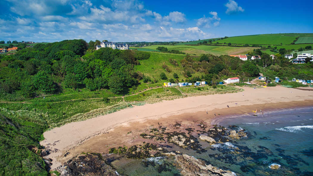 Drohnensicht auf den Sandstrand in der Bucht Coldingham in Schottland