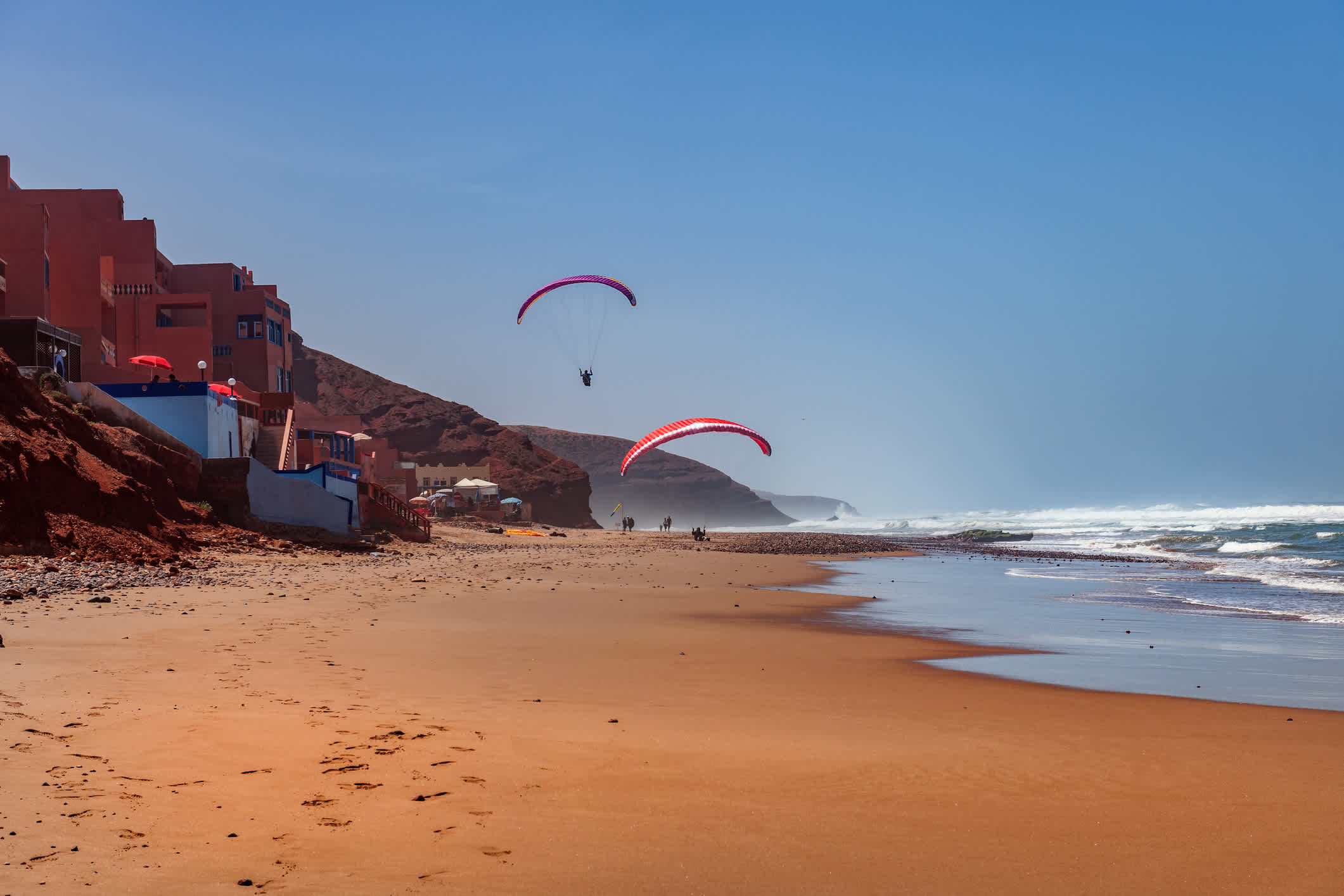 Parachutistes au bord de la plage sur la côte de Sidi Ifni, Maroc

