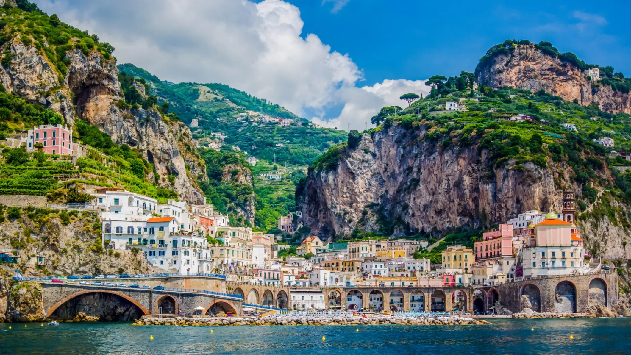 Italien Die Amalfiküste Amalfi Küste, Kampanien, Sorrento, Italien. Blick auf die Stadt und das Meer in einem Sommer