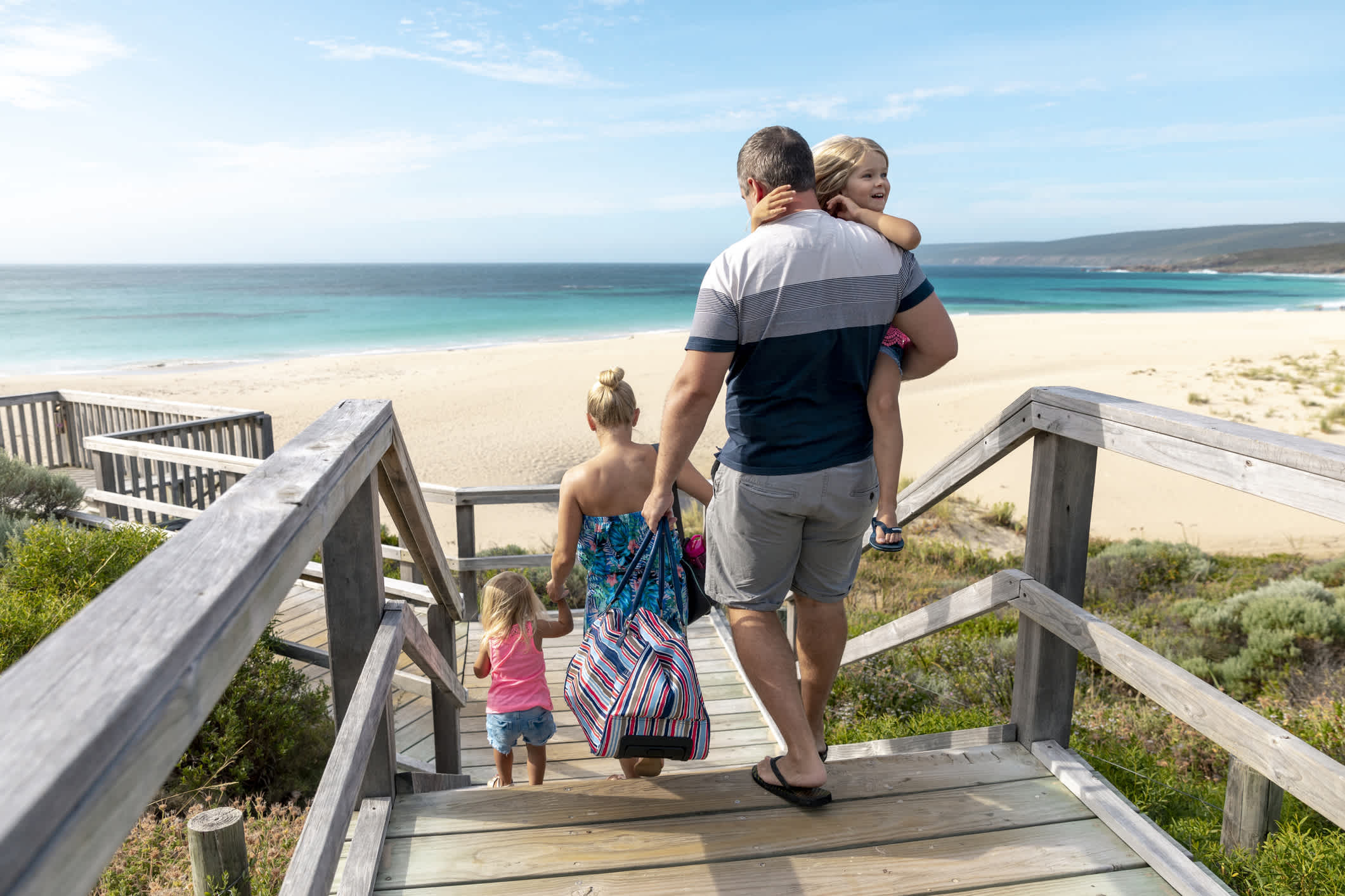 Eine Familie besucht an einem sonnigen Tag in Perth, Australien, den Strand. 