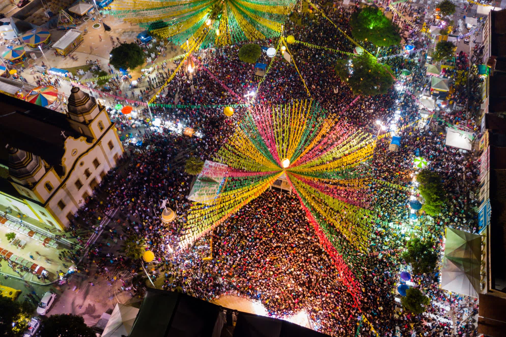 Place décorée pour la fête au Brésil avec beaucoup de monde