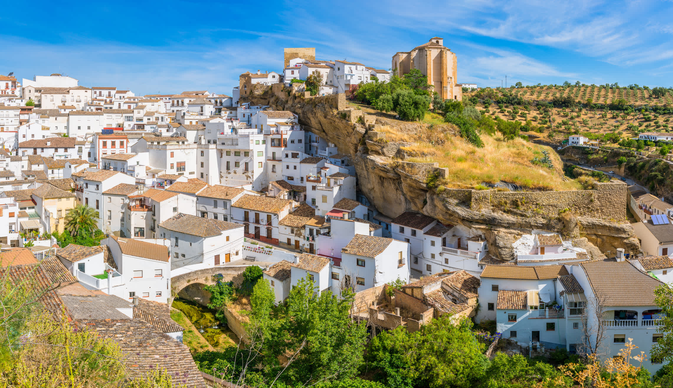Das Panorama vom Dorf Setenil de las Bodegas, Provice von Cadiz, Andalusien, Spanien.