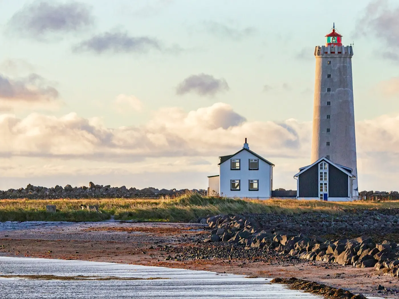 Insel Grótta, Island Die Insel Grótta in Island ist ein ruhiger Rückzugsort mit malerischem Leuchtturm, perfekt für Naturliebhaber und atemberaubende Nordlichter