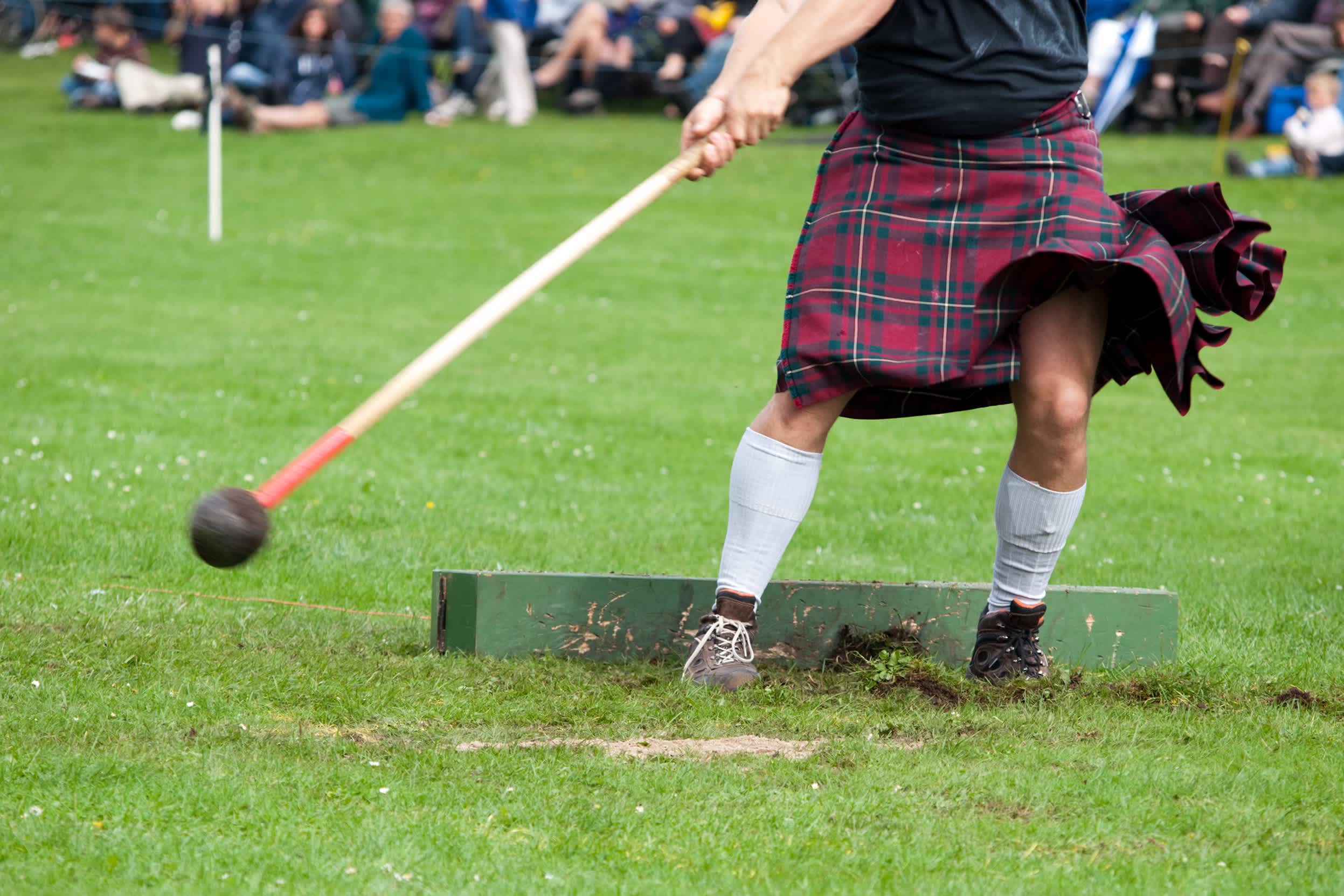 Mann im Kilt wirft einen Hammer