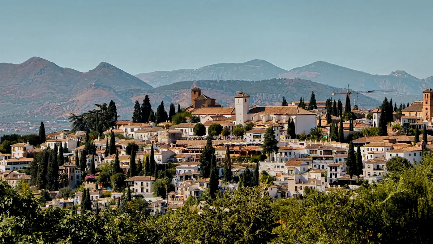 Historische Stadt mit Bergen im Hintergrund. Granada, Andalusien, Spanien.