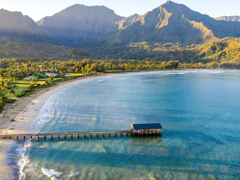 États-Unis Hawaii Hanalei Bay Hanalei Bay, sur l'île de Kauai, à Hawaï, est une magnifique plage en forme de croissant de lune avec des plages de sable blanc et des eaux cristallines, entourée de montagnes impressionnantes et d'une végétation luxuriante.