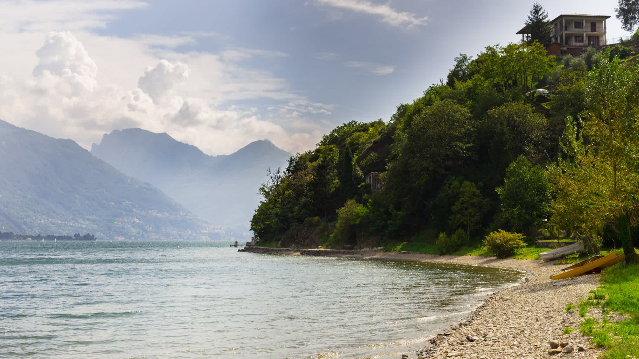 Pebble beach am Ufer des Lake Como, Italien