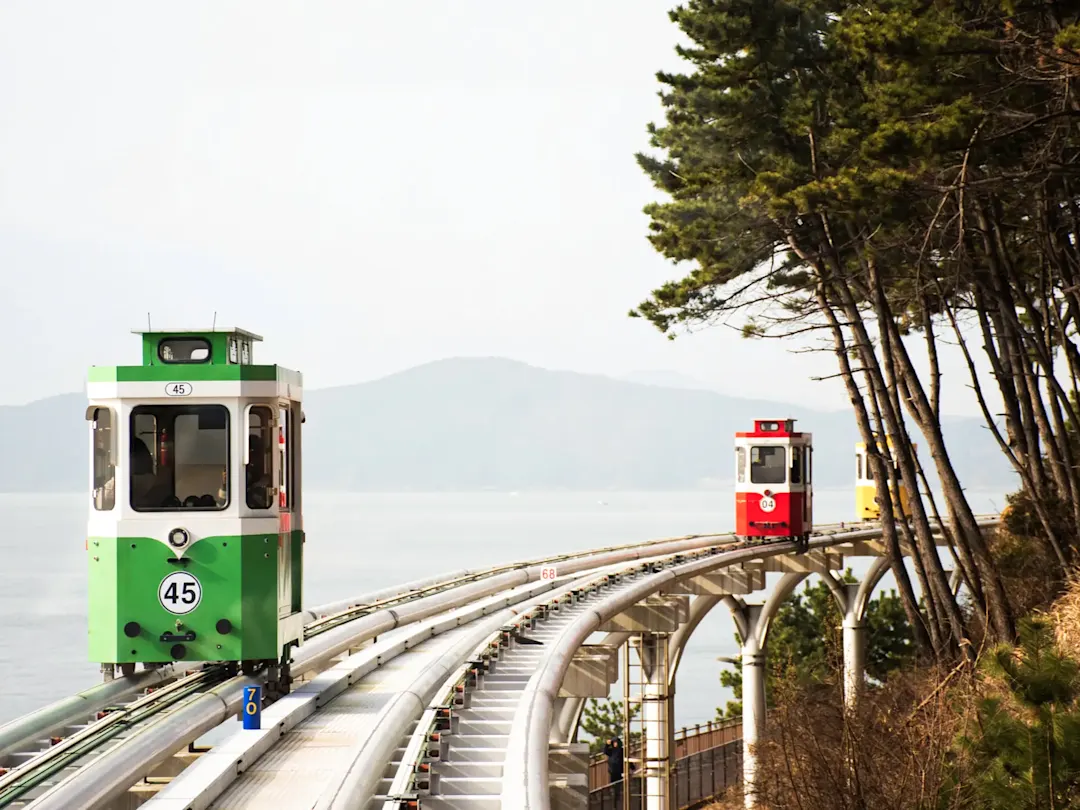 Straßenbahn auf der Haeundae-Blueline-Bahn, Busan, Südkorea.