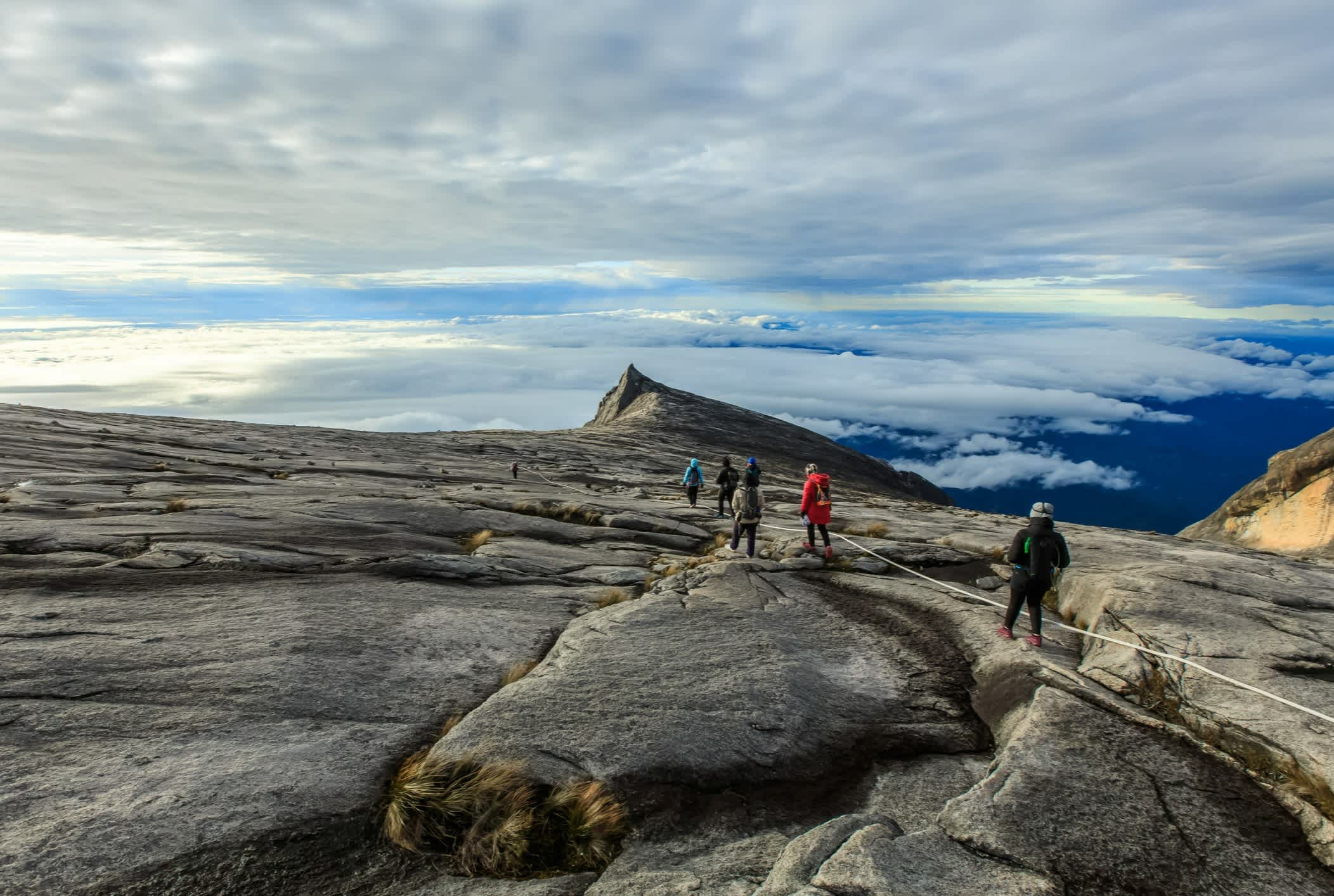 Paysage du mont Kinabalu avec randonneur, Bornéo, Malaisie

