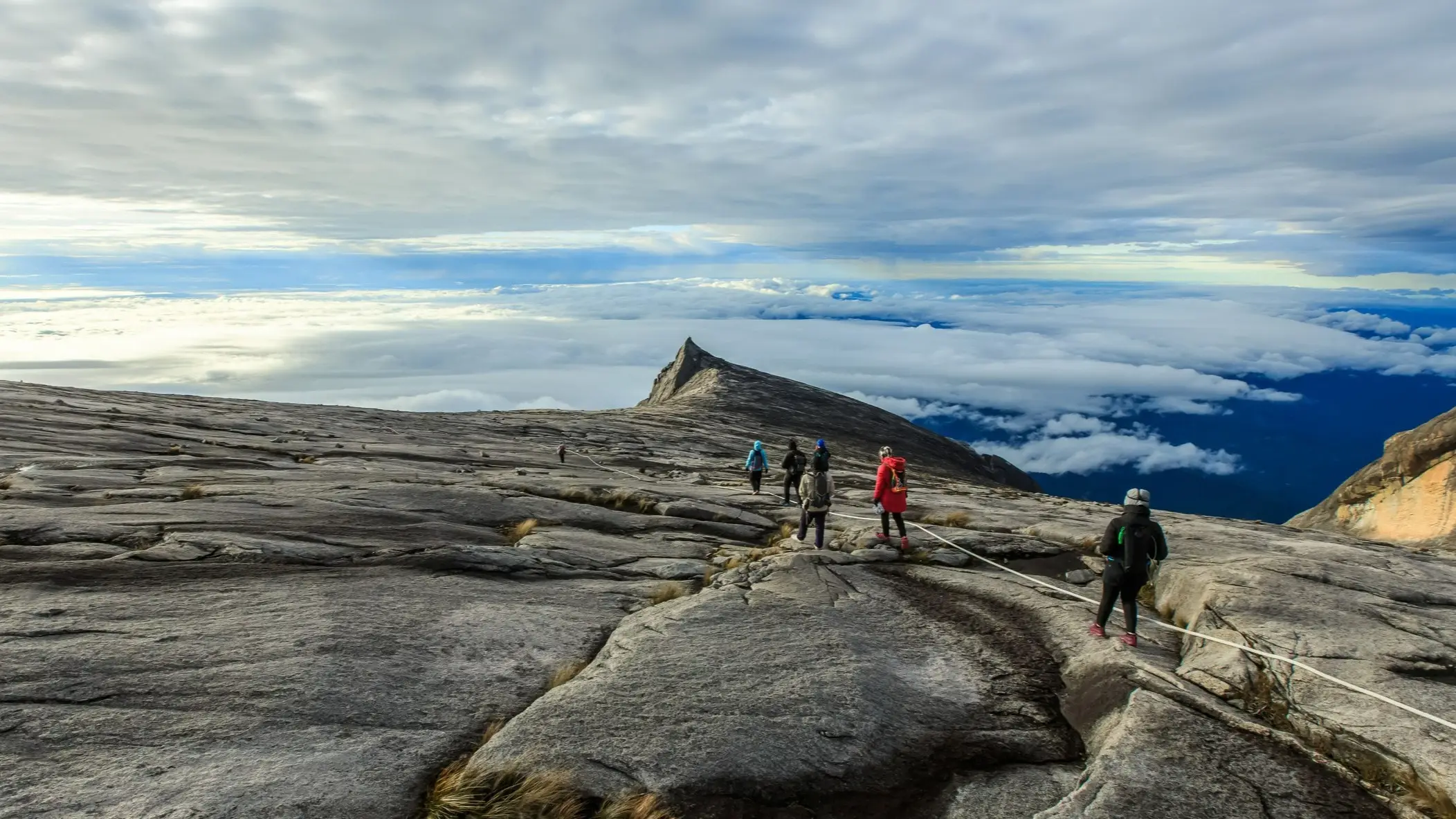 Malaisie, Bornéo, Mont Kinabalu Paysage du mont Kinabalu avec randonneur, Bornéo, Malaisie