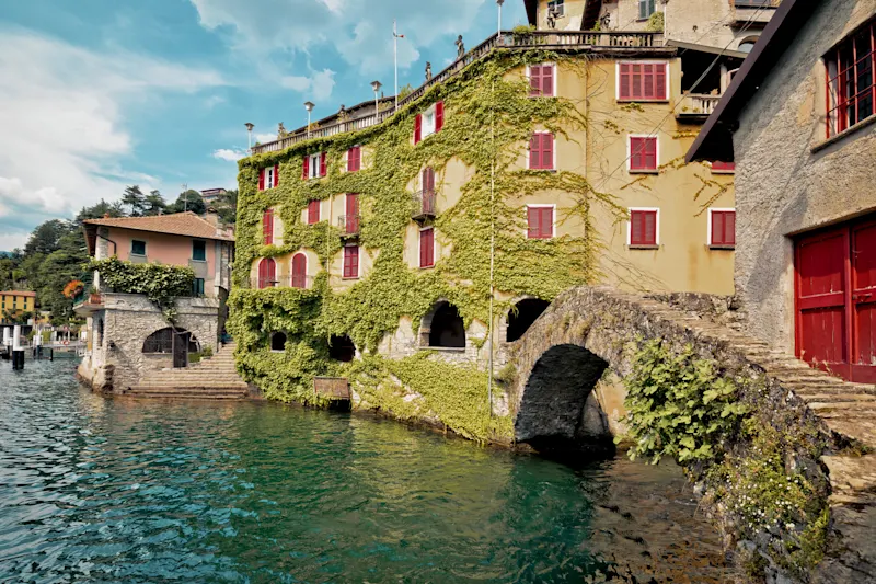 Stadt Nesso historische Steinbrücke und Uferpromenade am Comer See.

