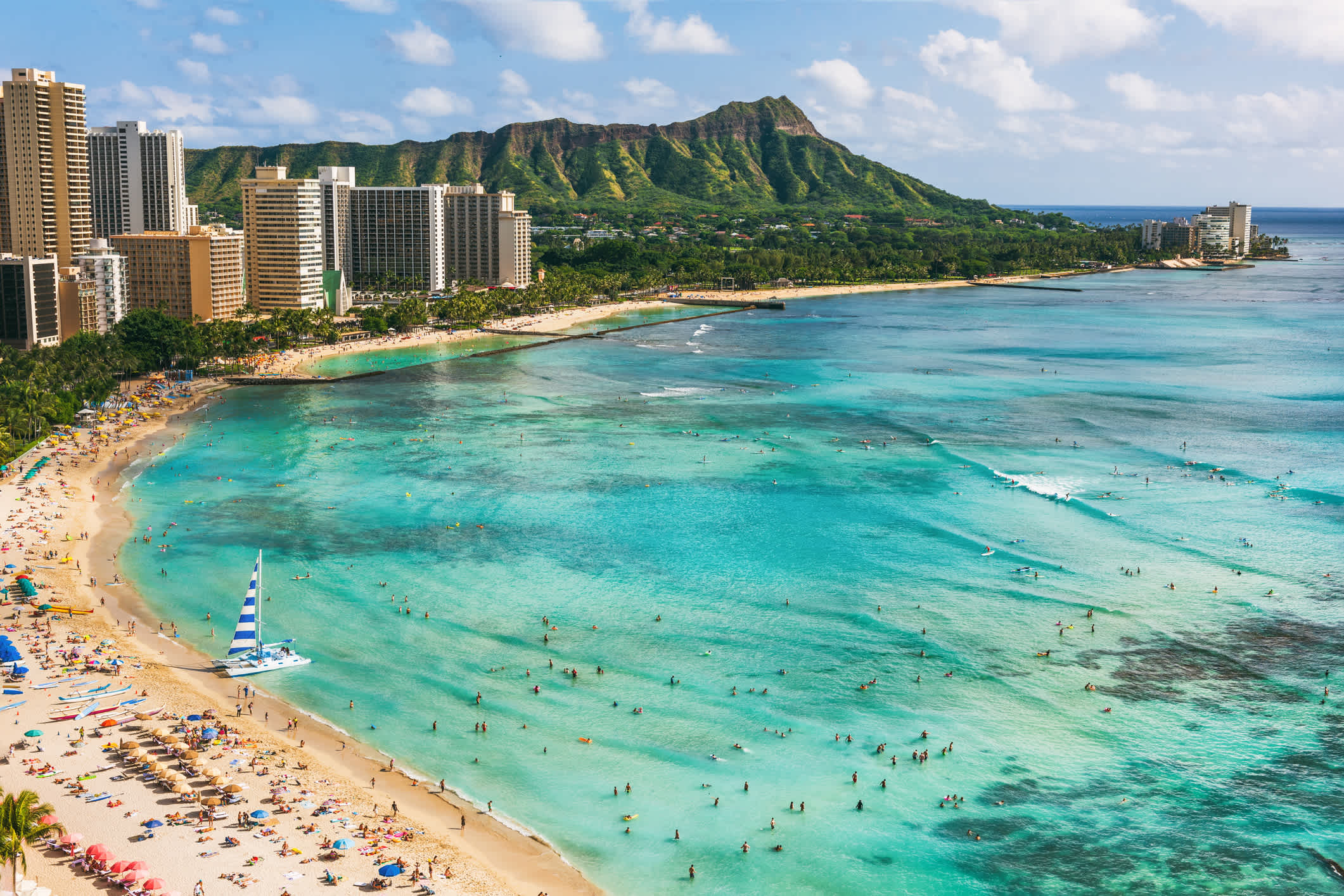 Hawaii Strand Honolulu Stadt Reiselandschaft von Waikiki Strand und Diamond Head Berggipfel bei Sonnenuntergang, Oahu Insel, USA Urlaub.
