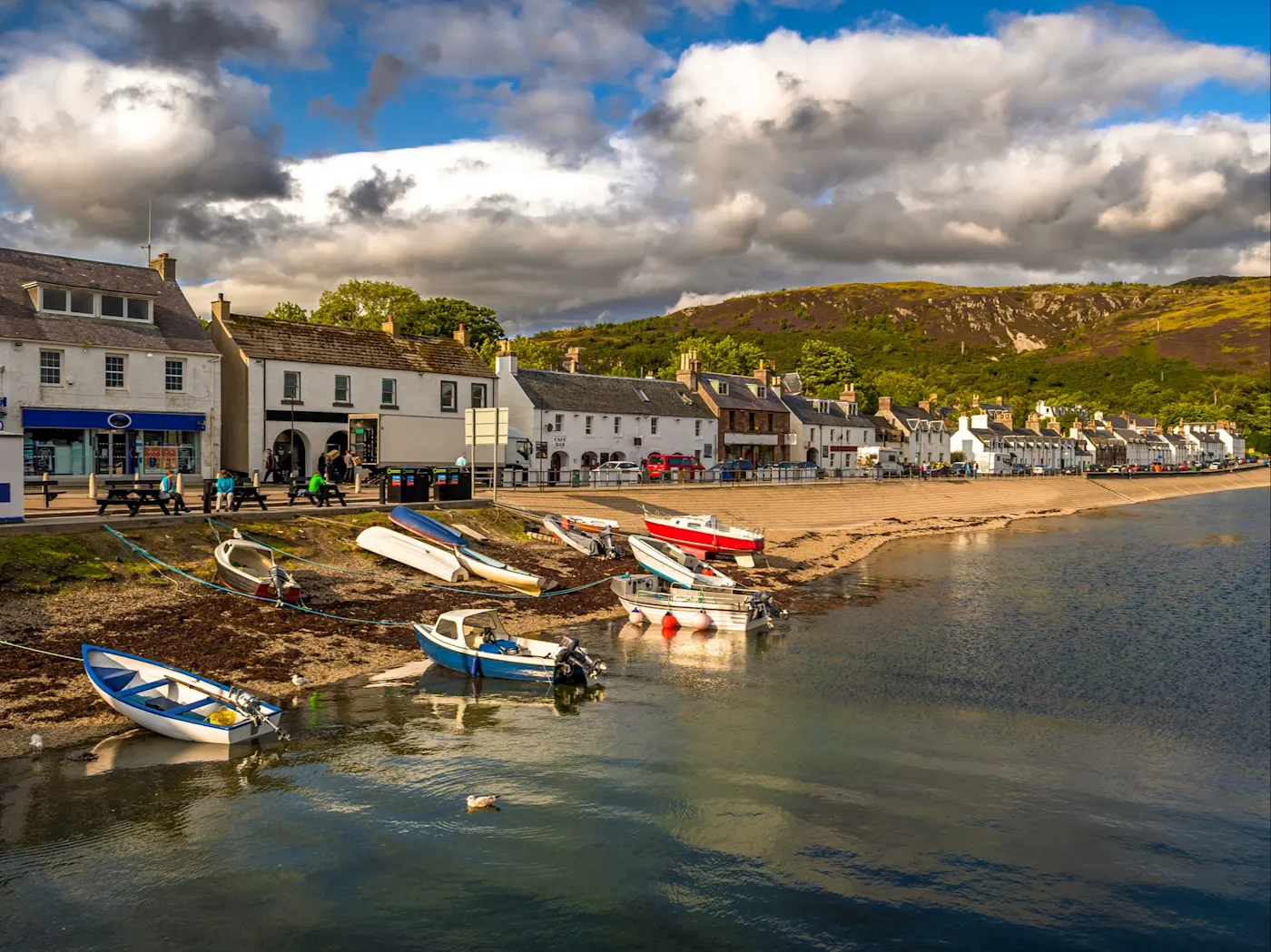 Ullapool, Schottland Ullapool in Schottland, ein malerisches Fischerdorf am Loch Broom, umgeben von beeindruckenden Bergen und Küstenlandschaften