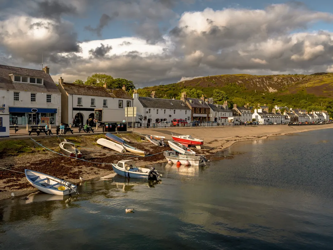 Ullapool in Schottland, ein malerisches Fischerdorf am Loch Broom, umgeben von beeindruckenden Bergen und Küstenlandschaften