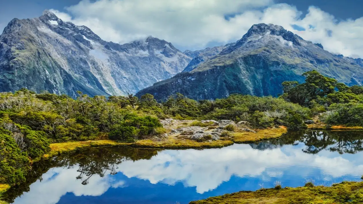 See und Berge in Milford Sound, Südinsel, Neuseeland