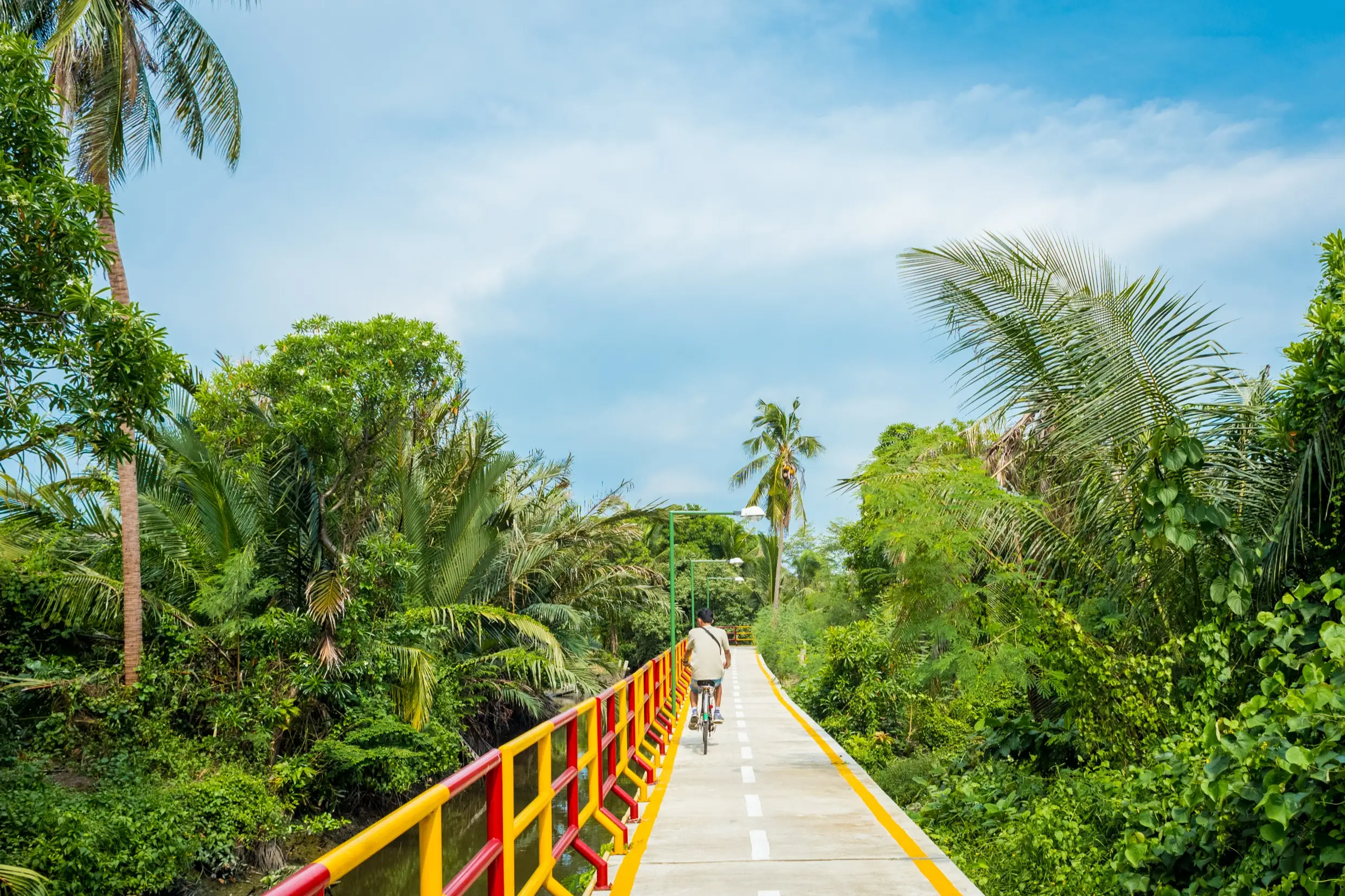 Thailand, Bangkok, Bang Krachao Radweg umgeben von tropischer Vegetation