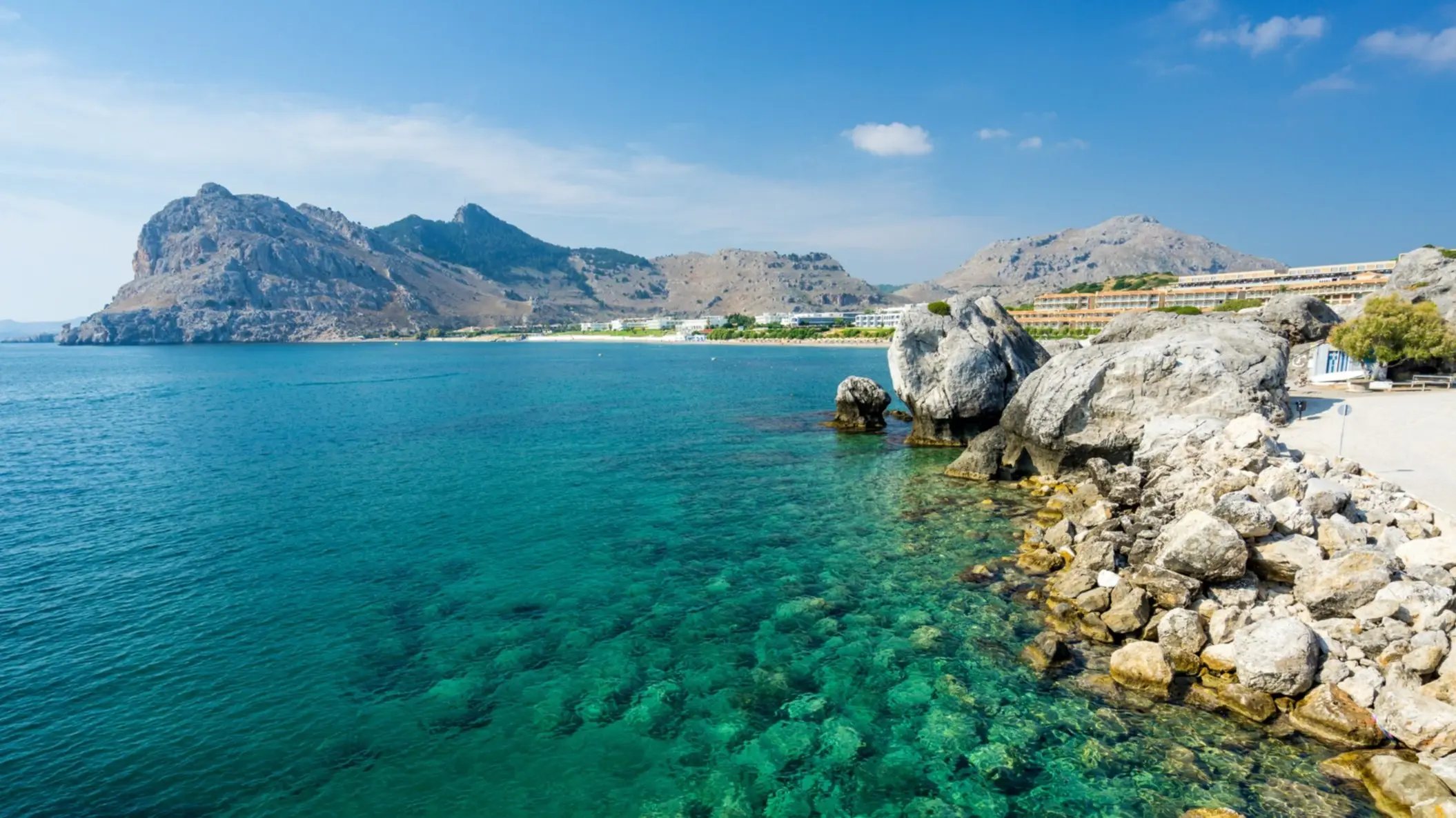 Griechenland, Rhodos, Kolymbia Die Küstenlandschaft bei Kolymbia auf der griechischen Insel Rhodos, Griechenland bei Sonnenschein, blauem Himmel und mit Felsküsten im Hintergrund.