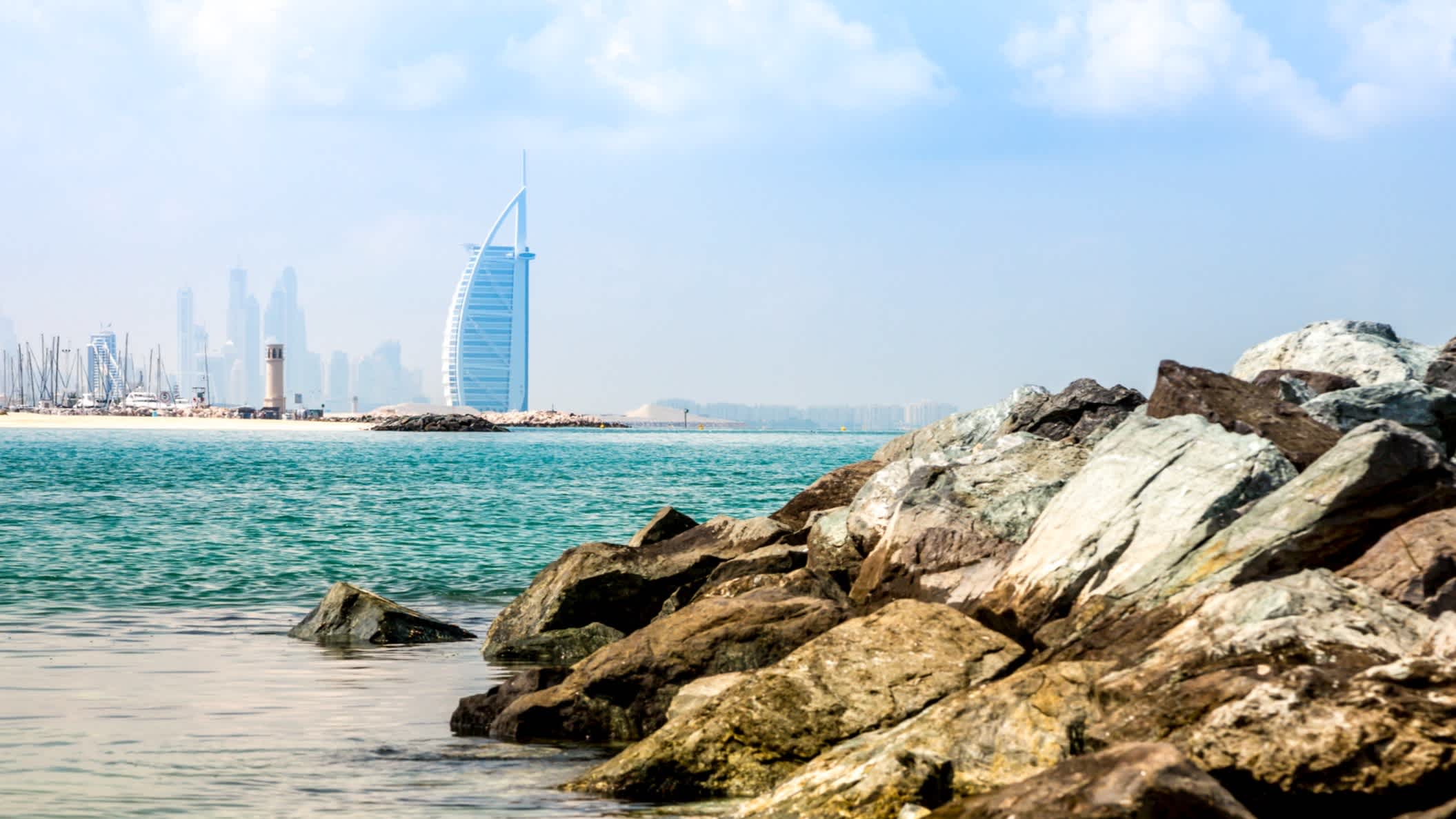 Das Panorama mit dem Burj Al Arab von dem Umm Suquem Strand, Dubai, VAE. 