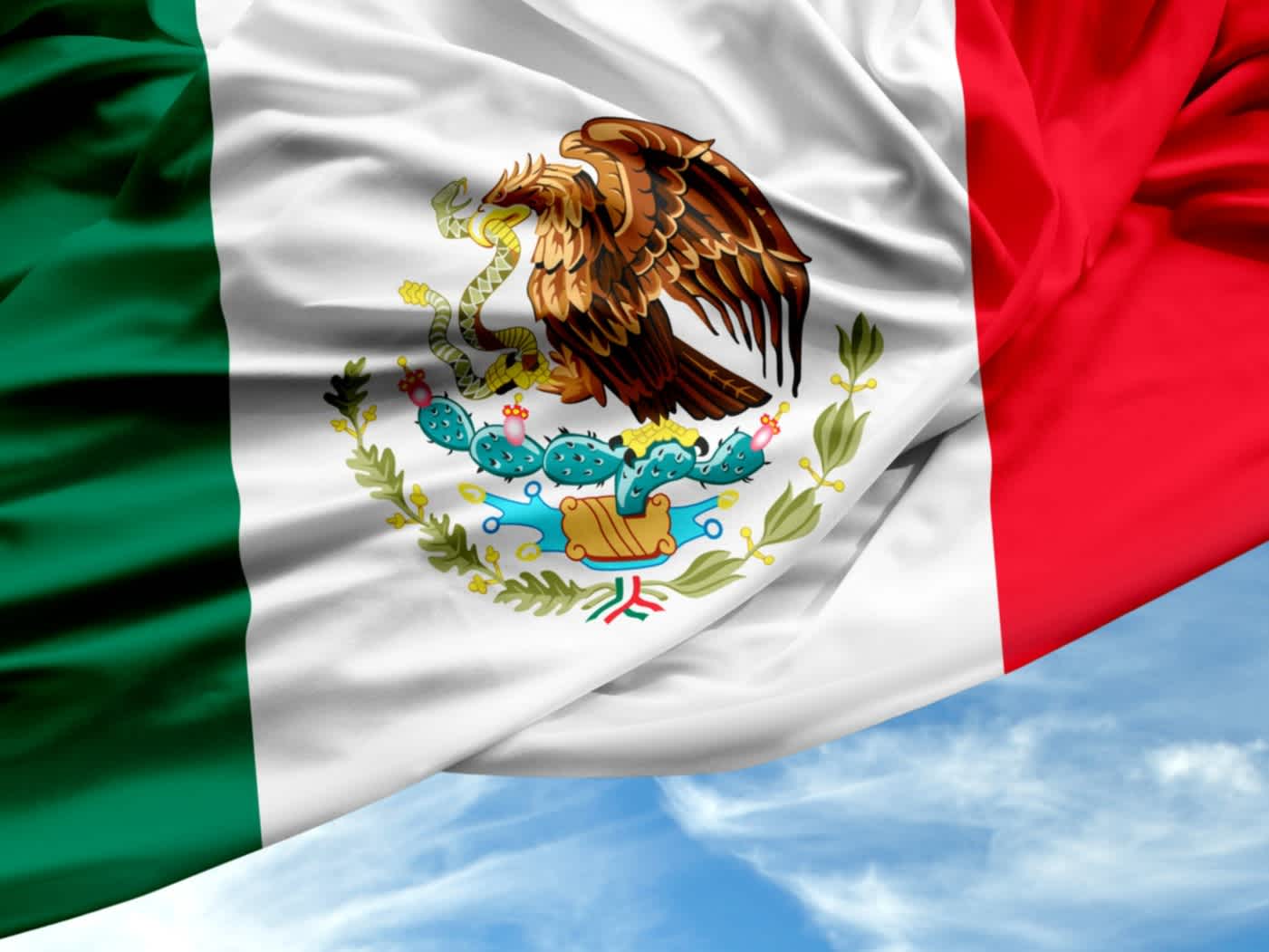Mexikanische Flagge mit Himmel im Hintergrund
