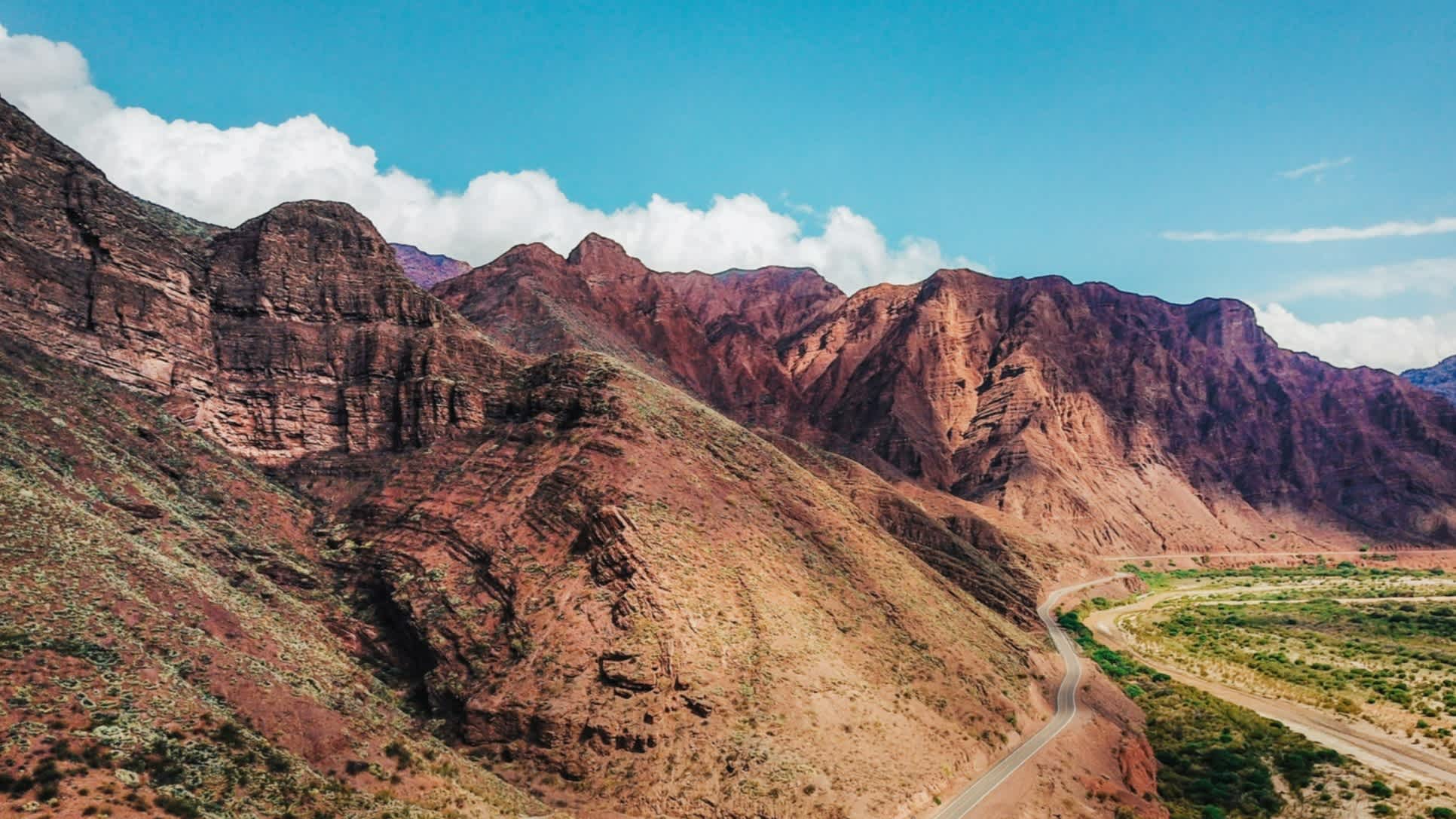 Ein malerischer Blick von oben auf die rote Felsenregion der Anden in Salta, Argentinien.

