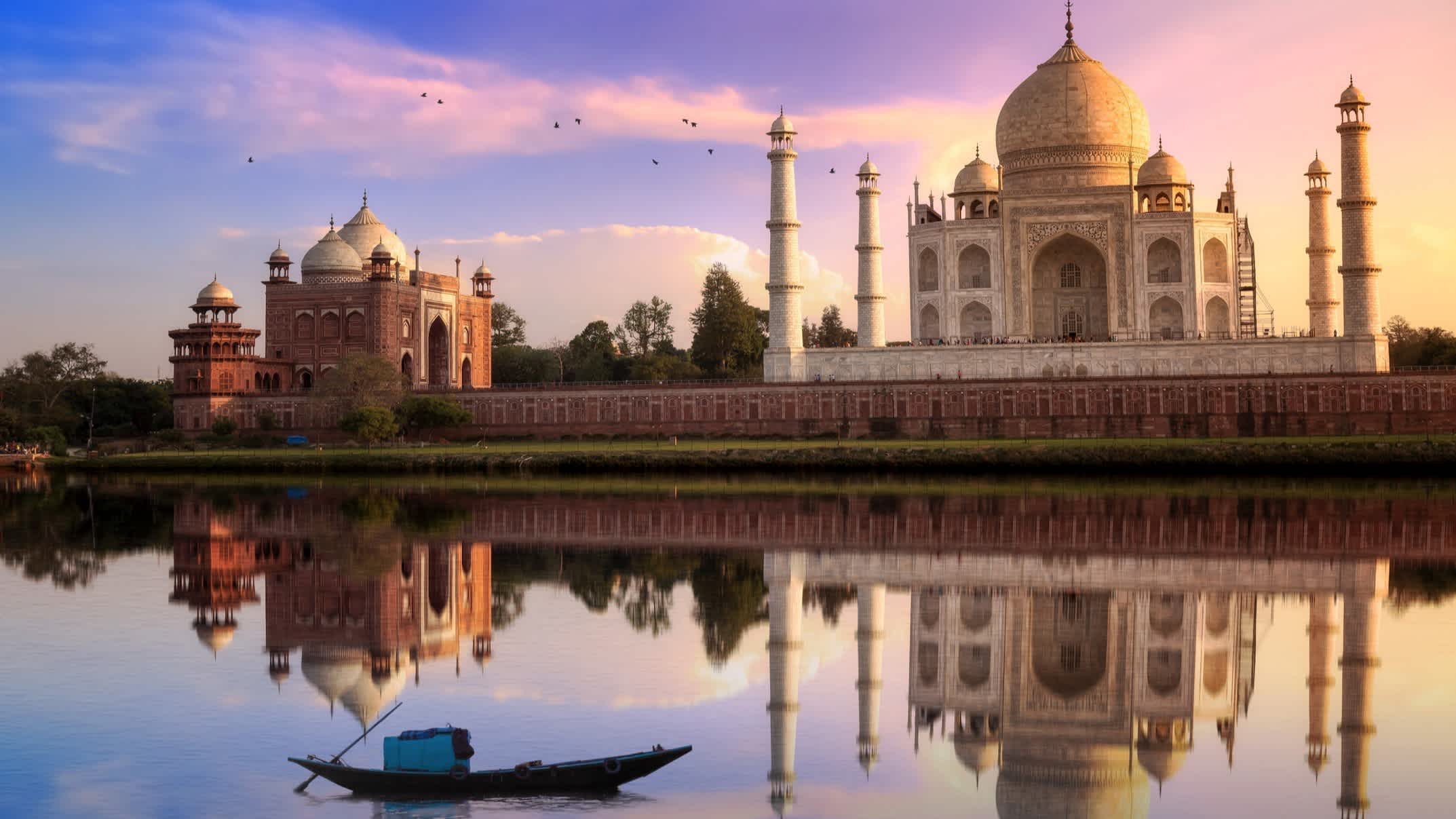 Taj Mahal am Ufer des Flusses Yamuna bei Sonnenuntergang, Agra, Indien