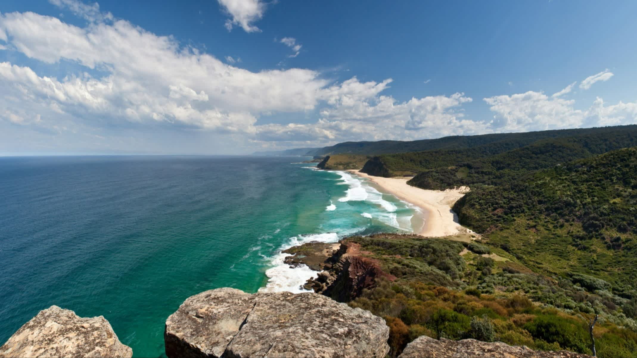 Ruhiger Blick auf Garie Beach, Australien – einem Strand im Royal National Park an der Küste von NSW südlich von Sydney.