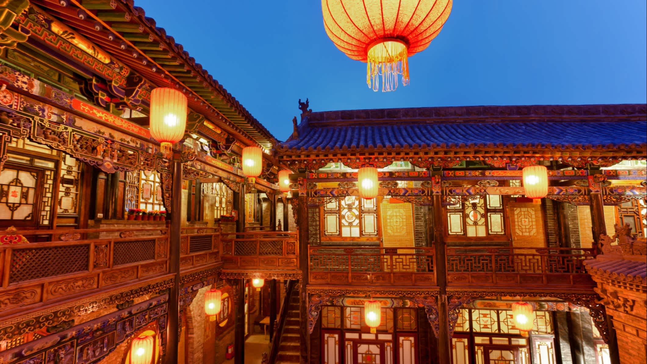 Temple éclairé avec un lampion, à Pingyao, en Chine.