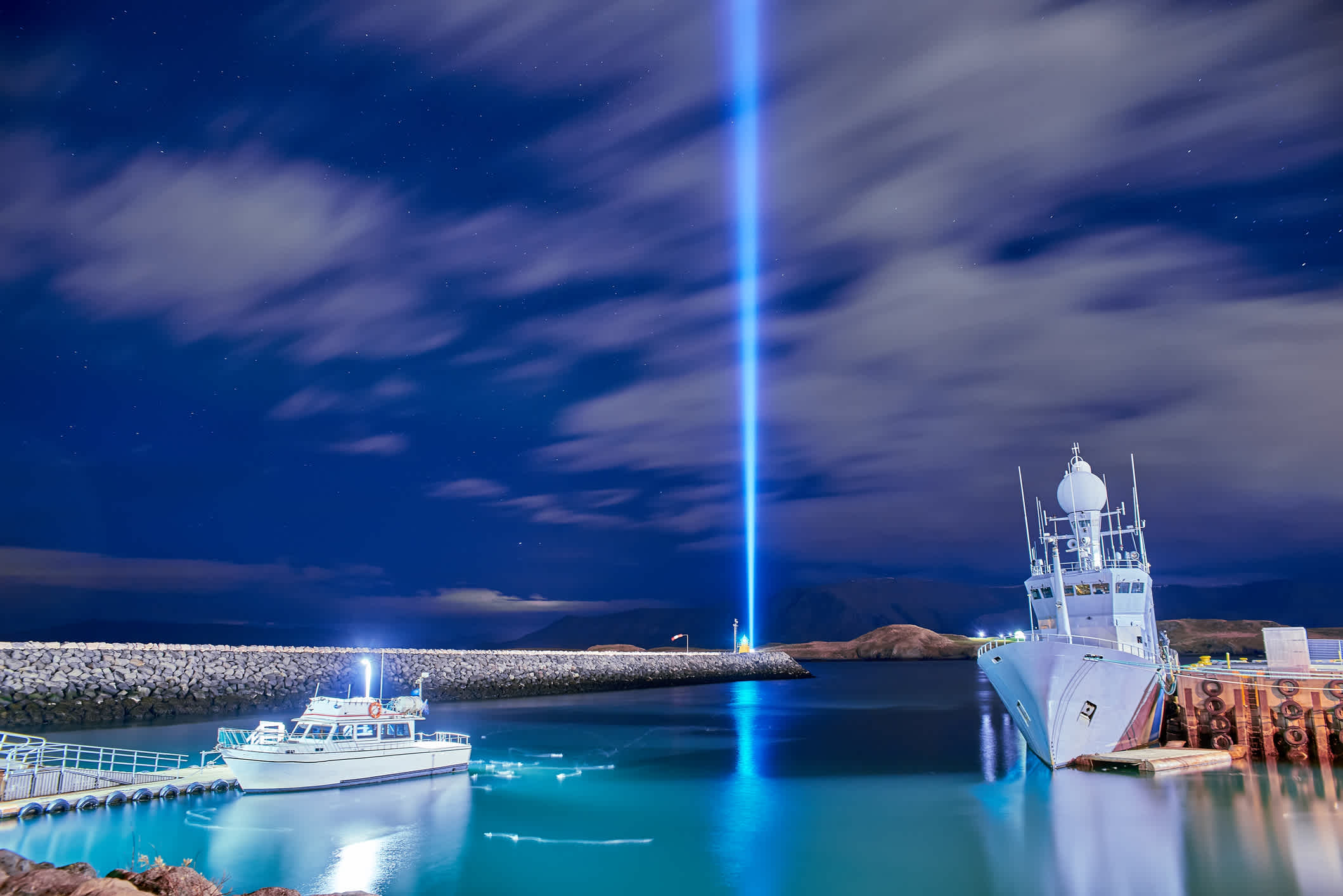 La vue sur le célèbre phare de Yoko Ono, la 'Imagine Peace Tower', île de Viðey, Islande.