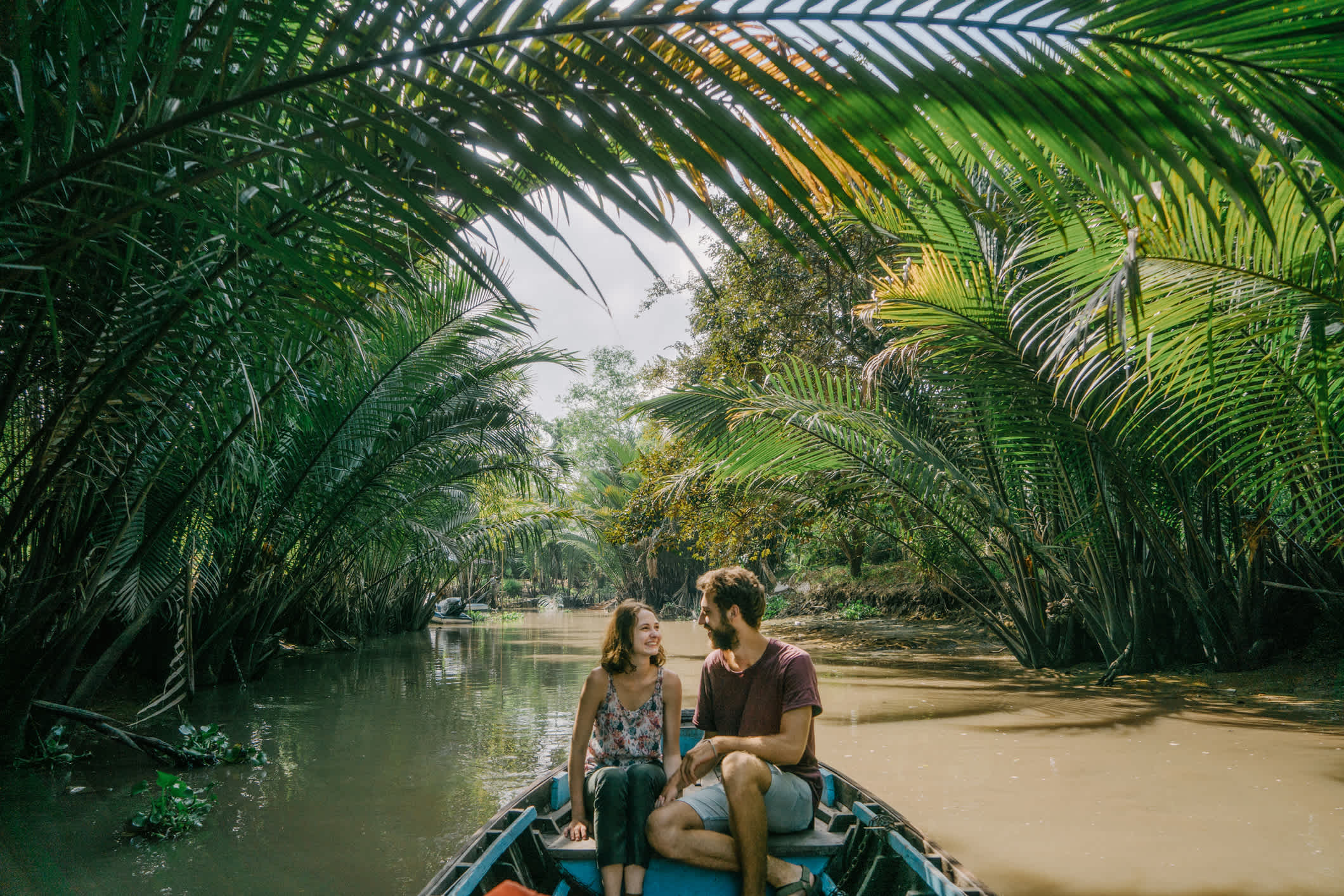 Junges Paar auf dem Boot durch das Mekong-Delta in Vietnam