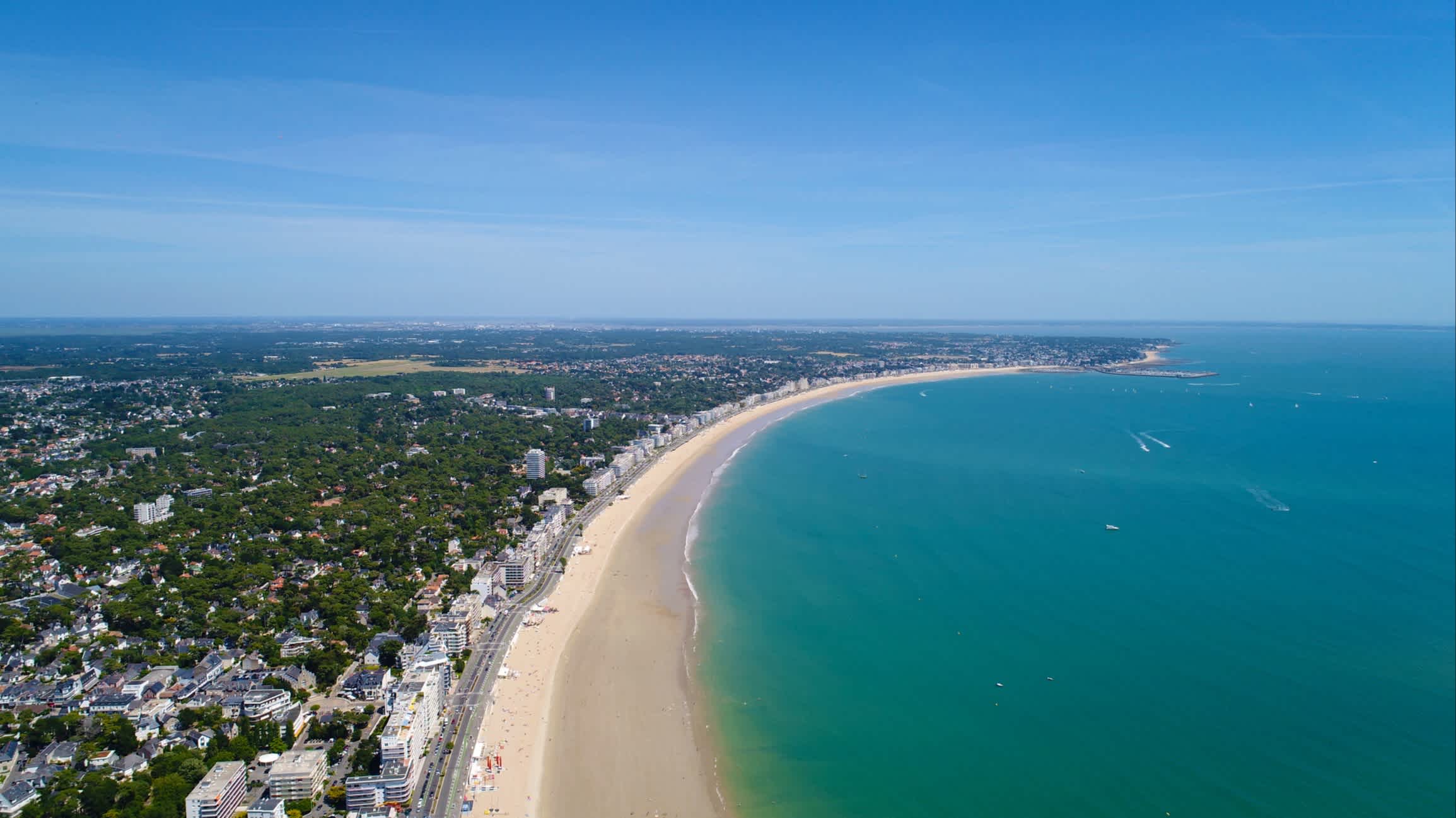 Eine Luftaufnahme der La Baule-Strand, La Baule-Escoublac, Frankreich mit Blick über den langen Strand und die bebaute Küstenlinie bei Sonne.