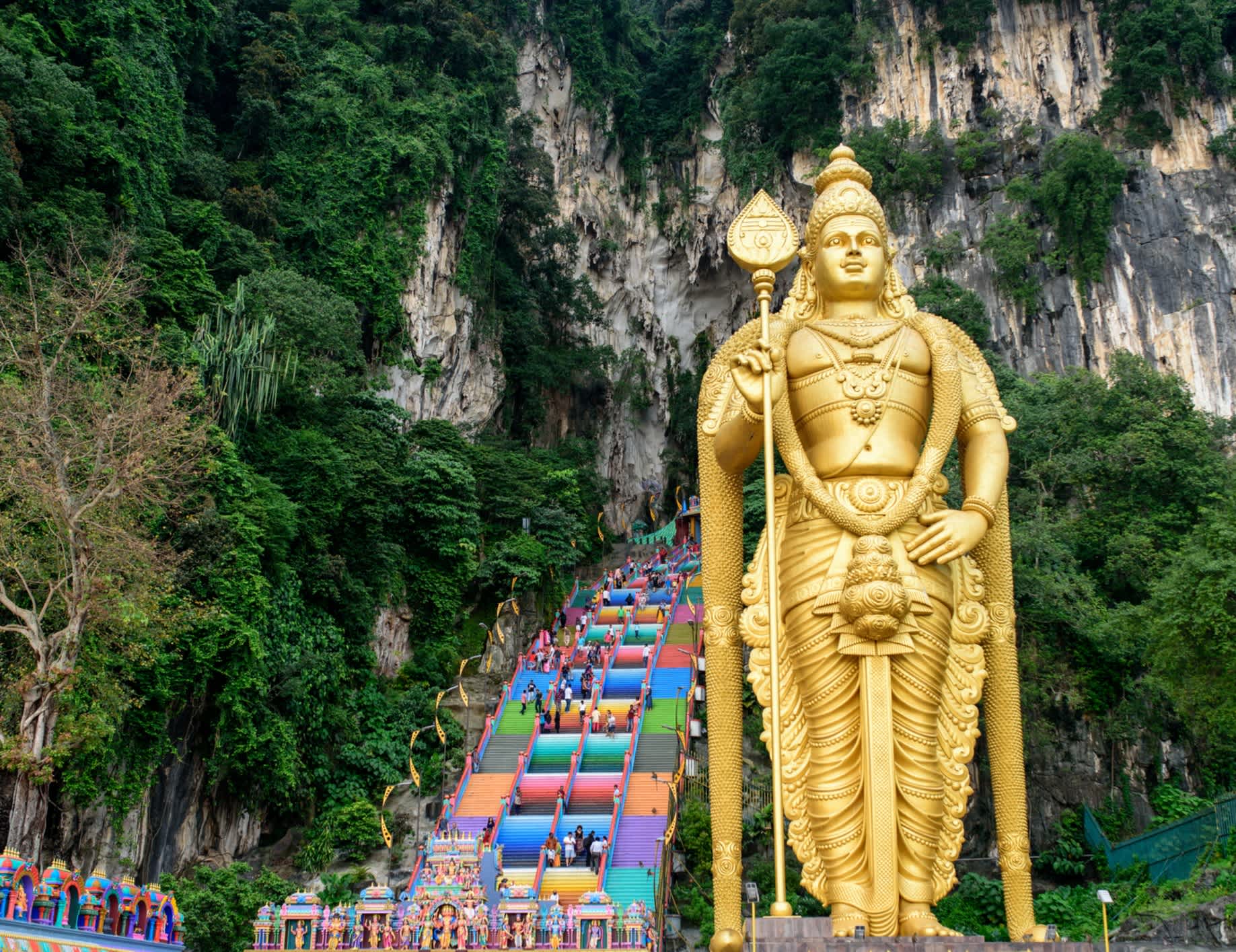 Statue dorée de Lord Murugan dans les grottes de Batu Kuala Lumpur, Malaisie.