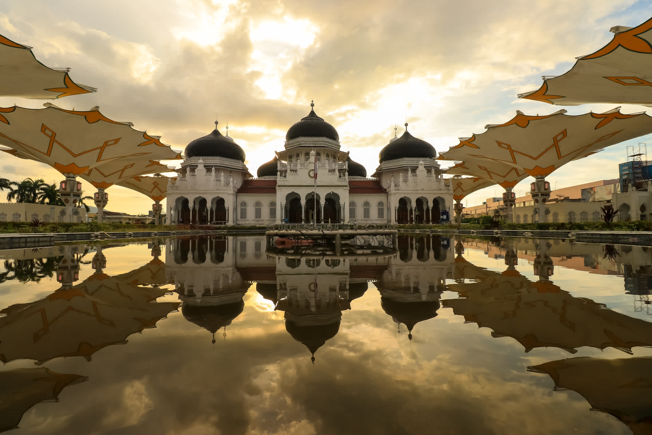 Blick auf der Baiturrahman-Moschee in Banda Aceh bei Sonnenuntergang, Sumatra. 

