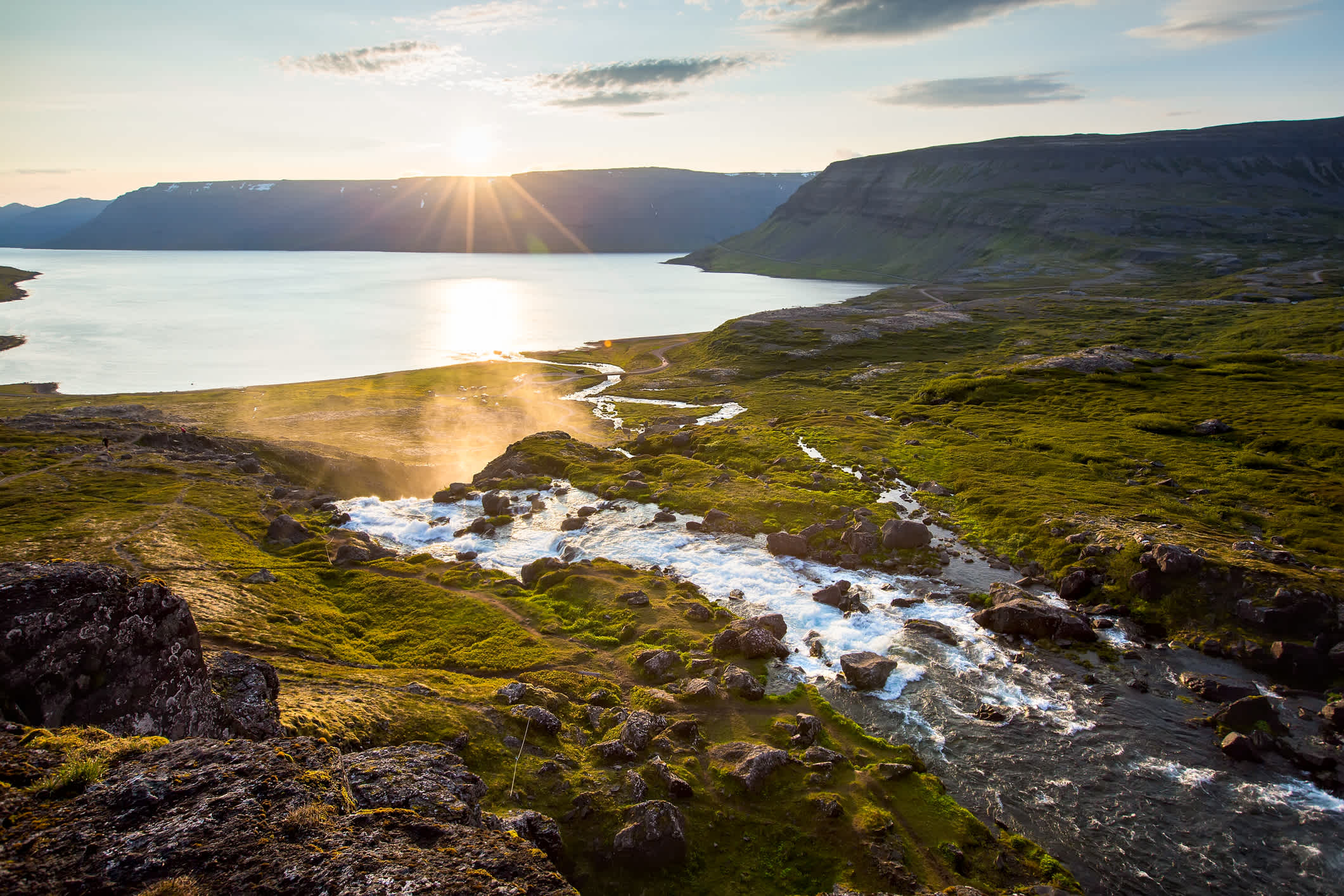 Vue sur le paysage au bord de la mer avec la chute d'eau de Dynjandi, Fjords de l'Ouest, Islande.