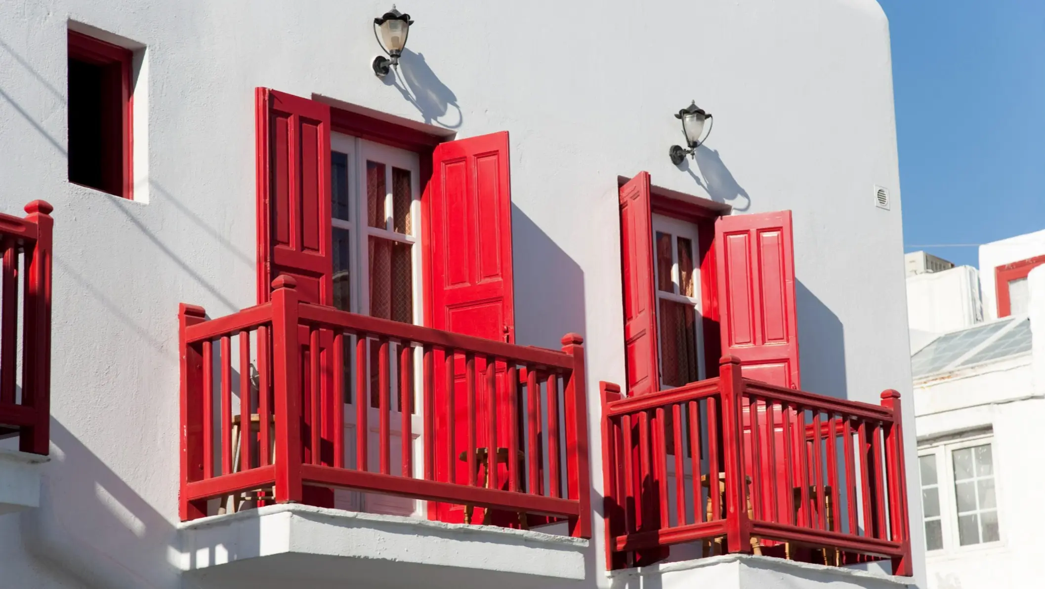 Maison Mikonos, Grèce Volets et balcons rouges de la maison de Lena, à Mykonos, dans les Cyclades, en Grèce.