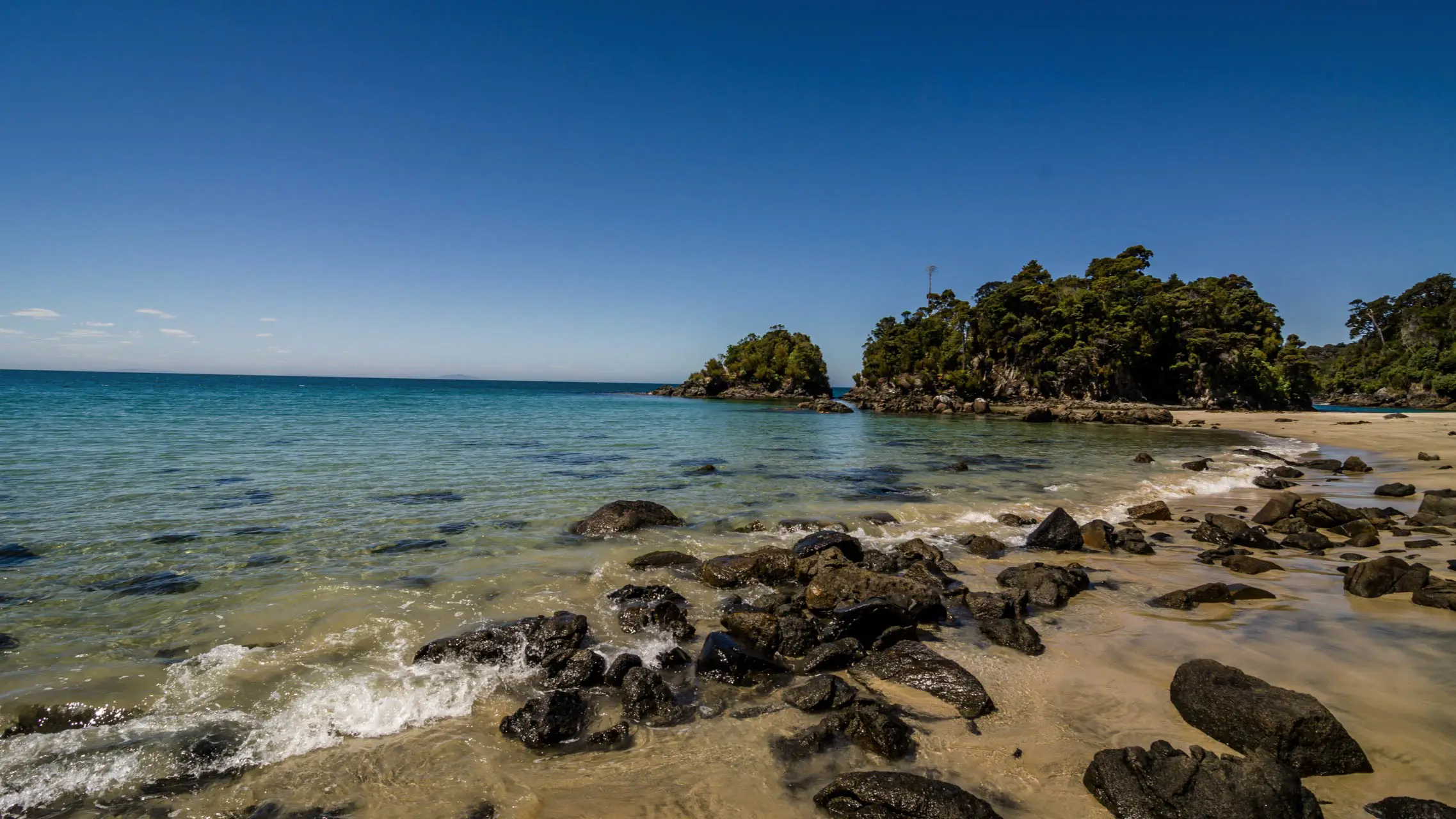Steine an einem ruhigen Strand auf der Stewart-Insel, Neuseeland